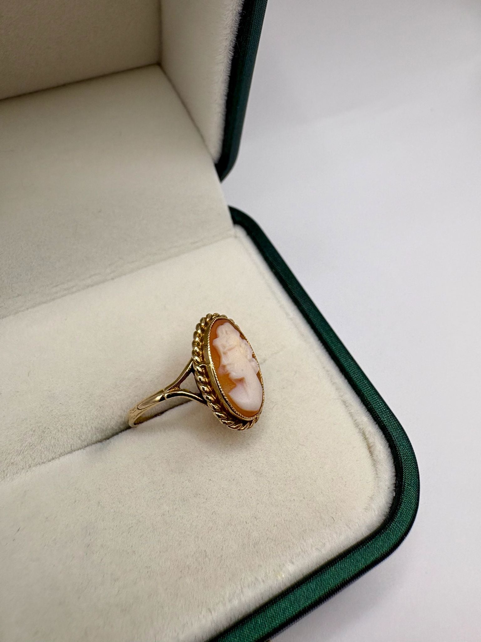 9ct gold cameo ring