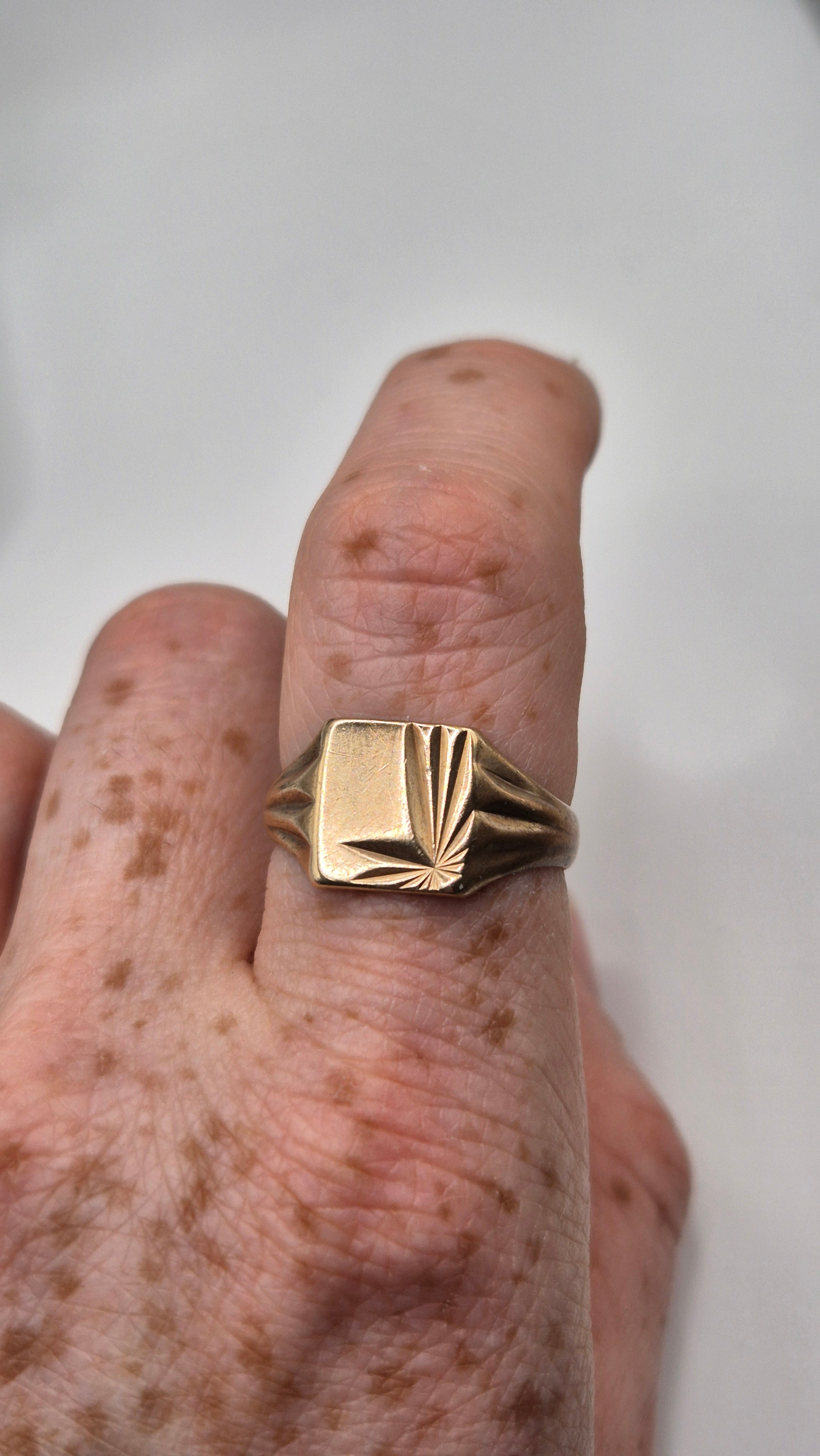 9ct gold heavy signet ring