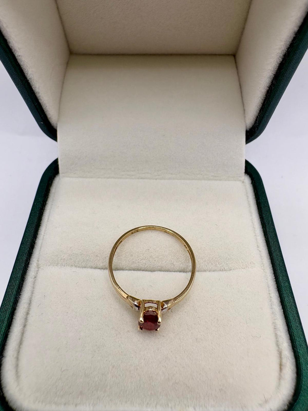 9ct gold garnet ring