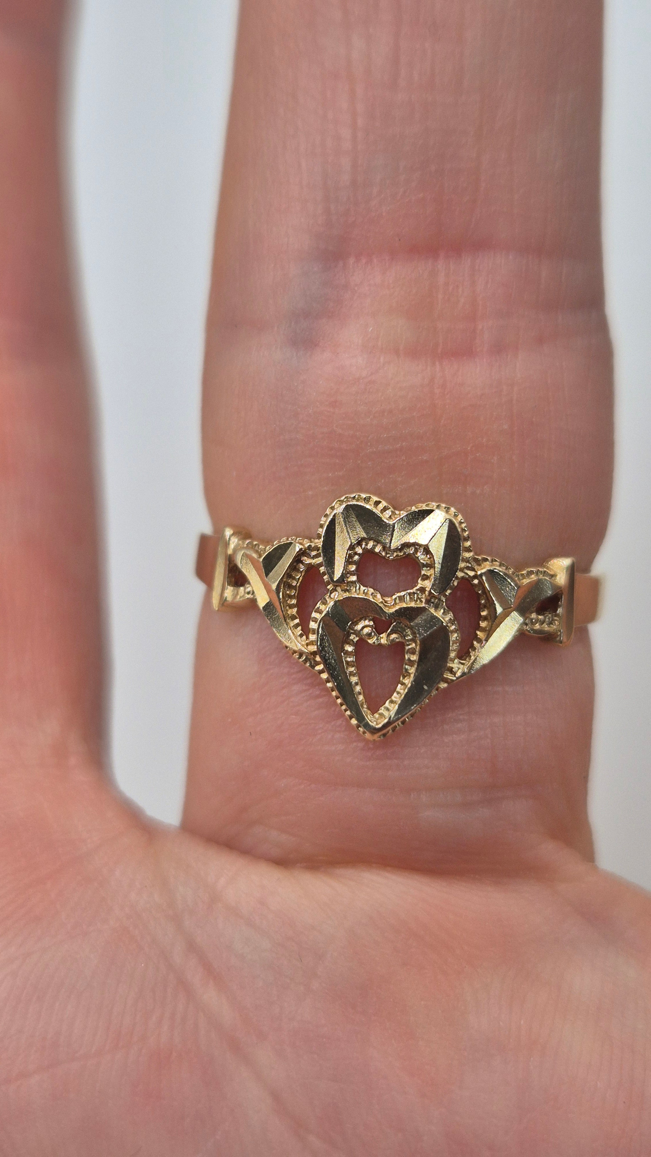 9ct gold heart patterned ring