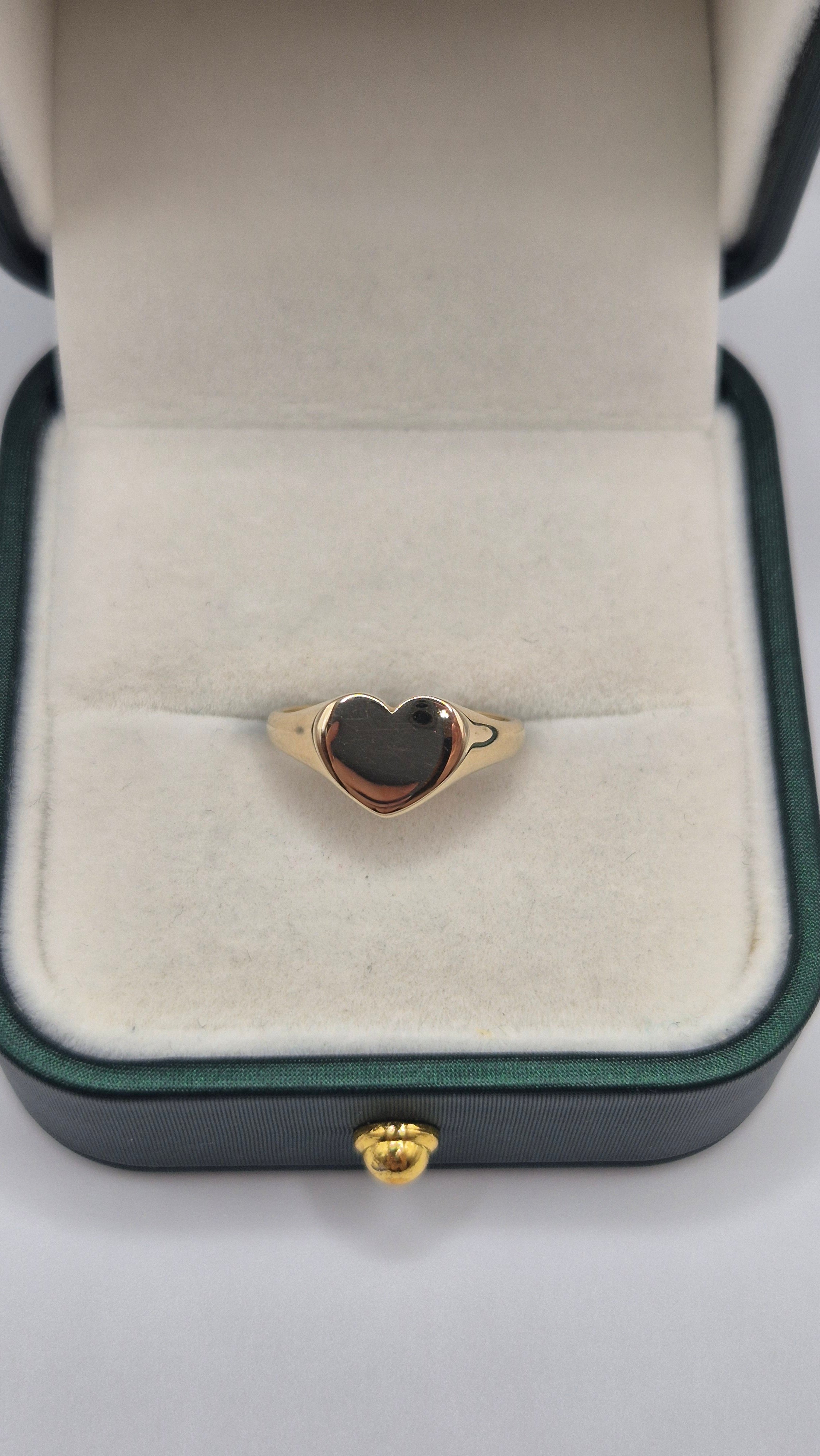 9ct gold heart signet ring