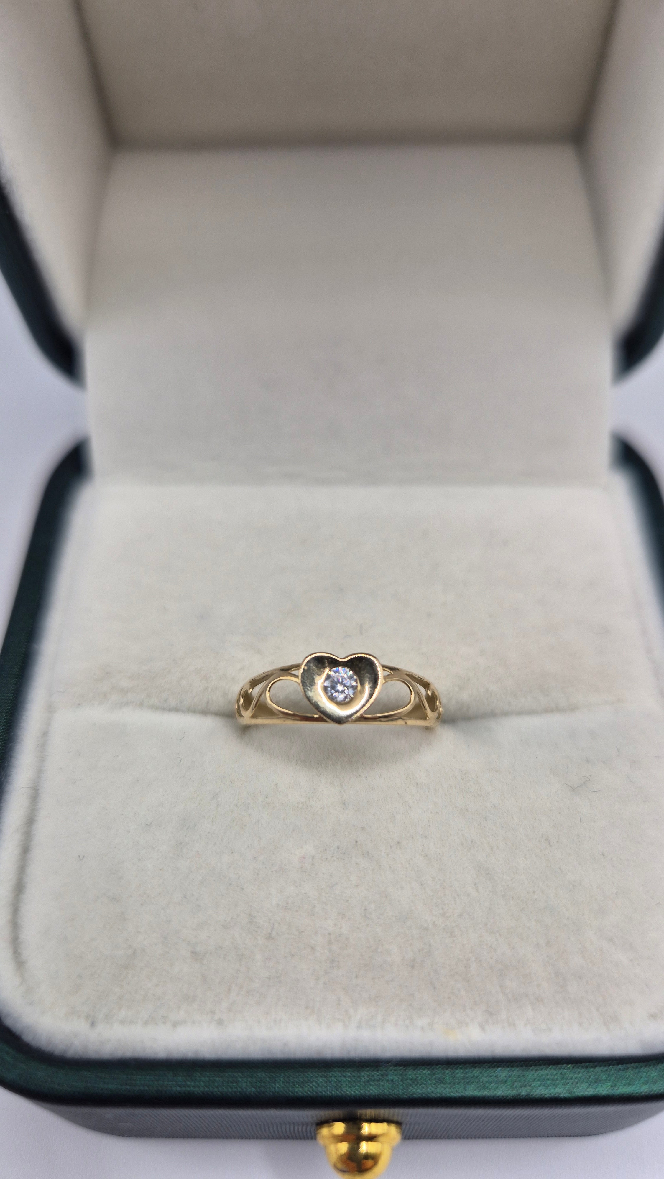 9ct gold cz heart signet ring
