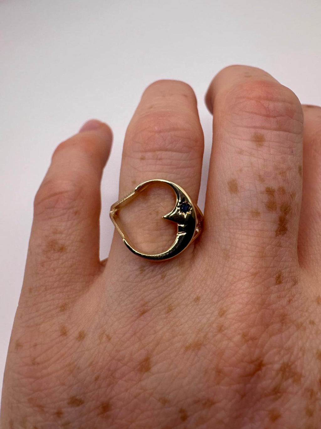 9ct gold sapphire moon ring (M)