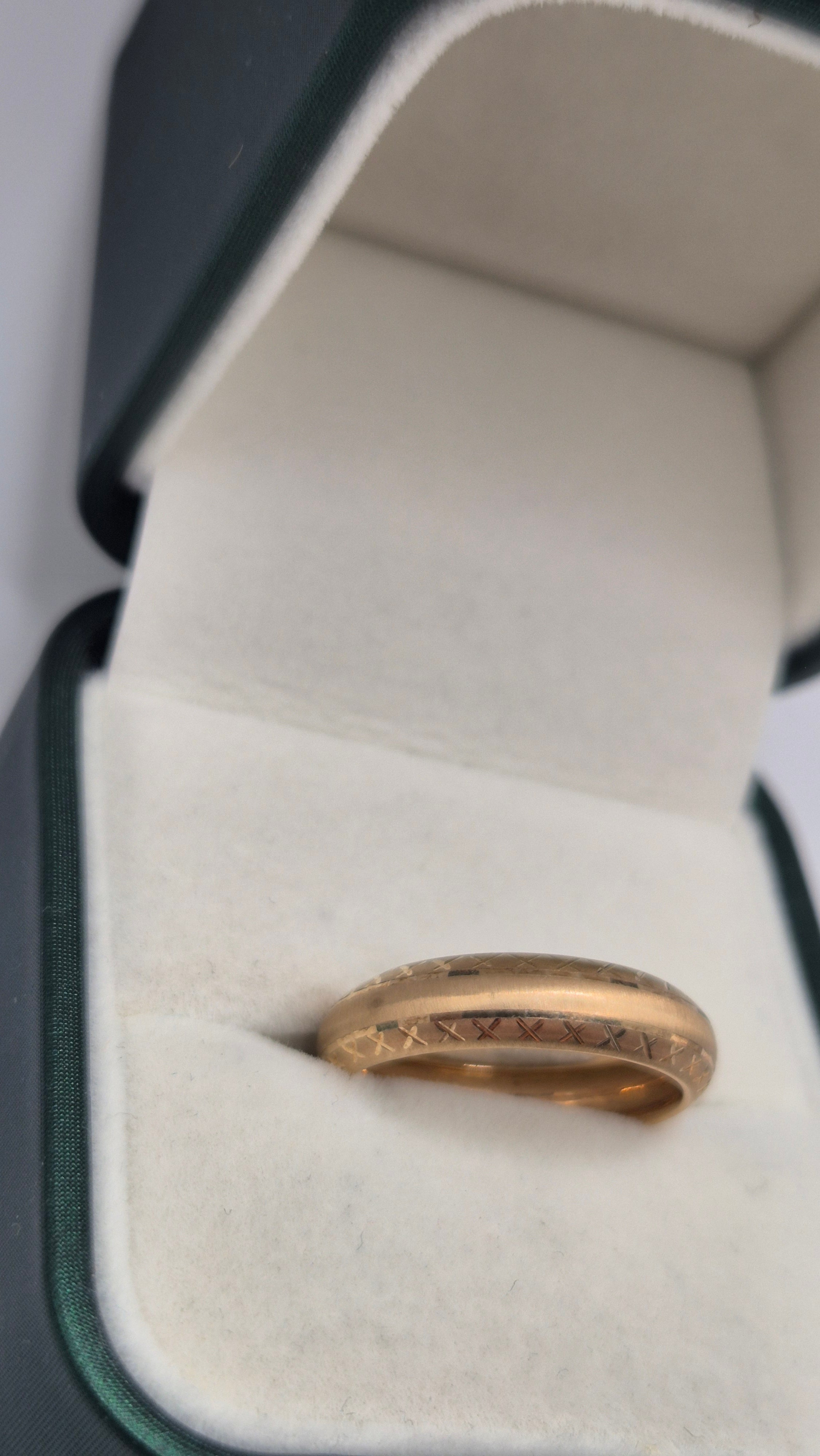 9ct gold patterned band ring