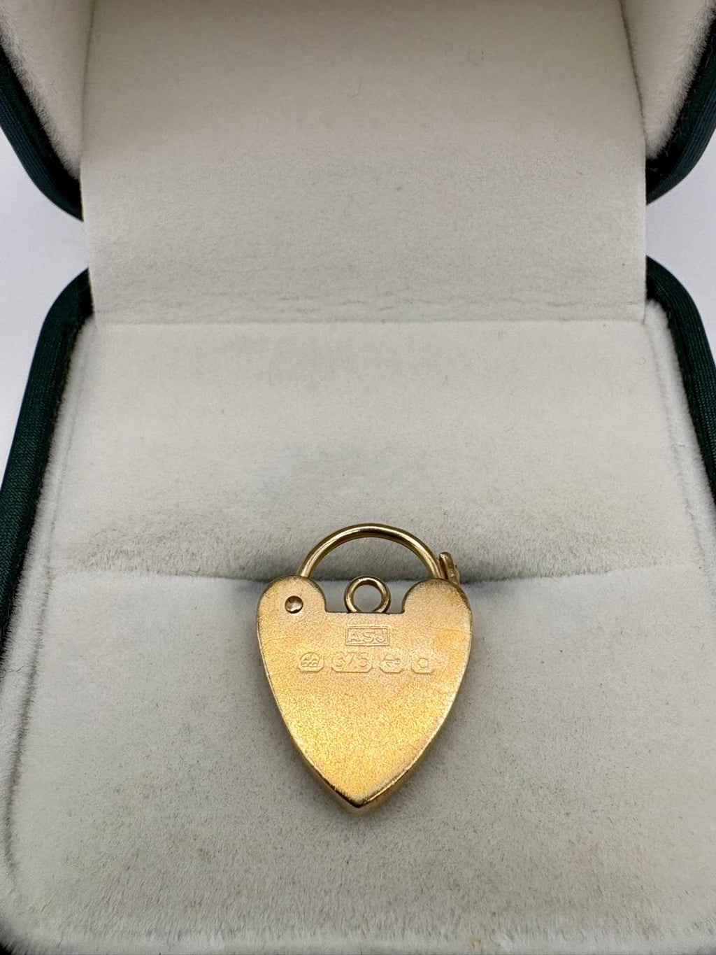 9ct gold padlock (3)