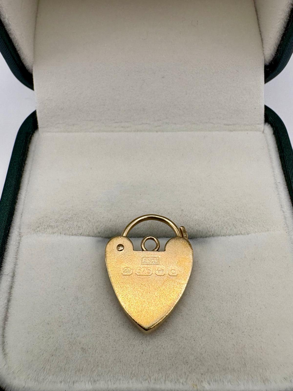 9ct gold padlock (3)
