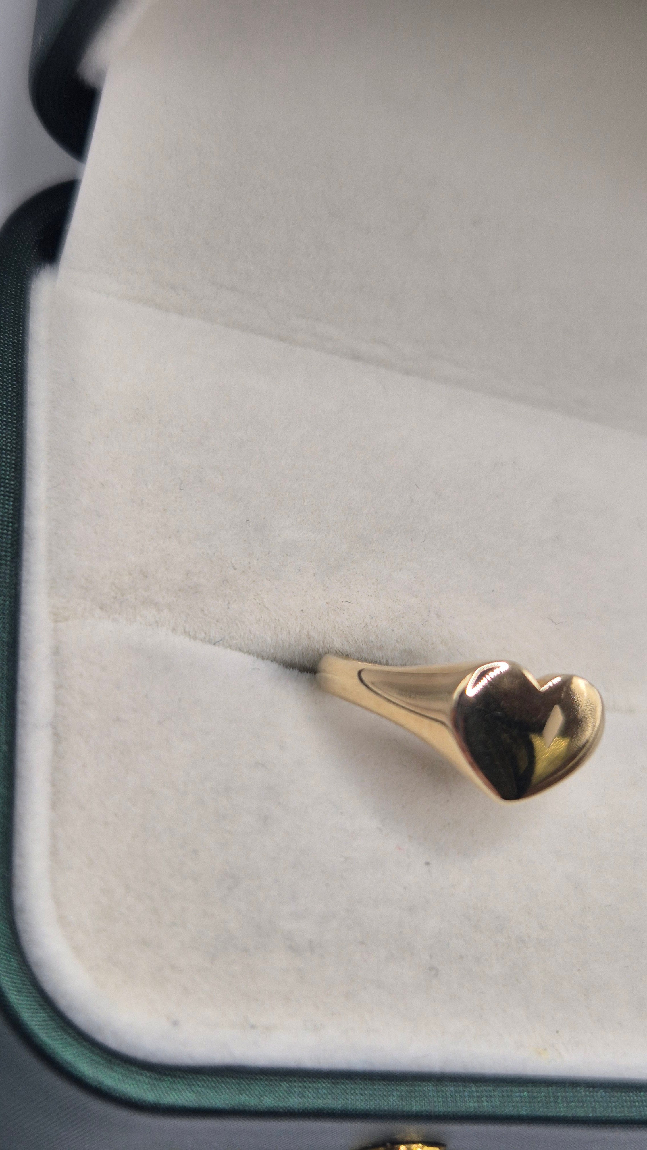 9ct gold heart signet ring