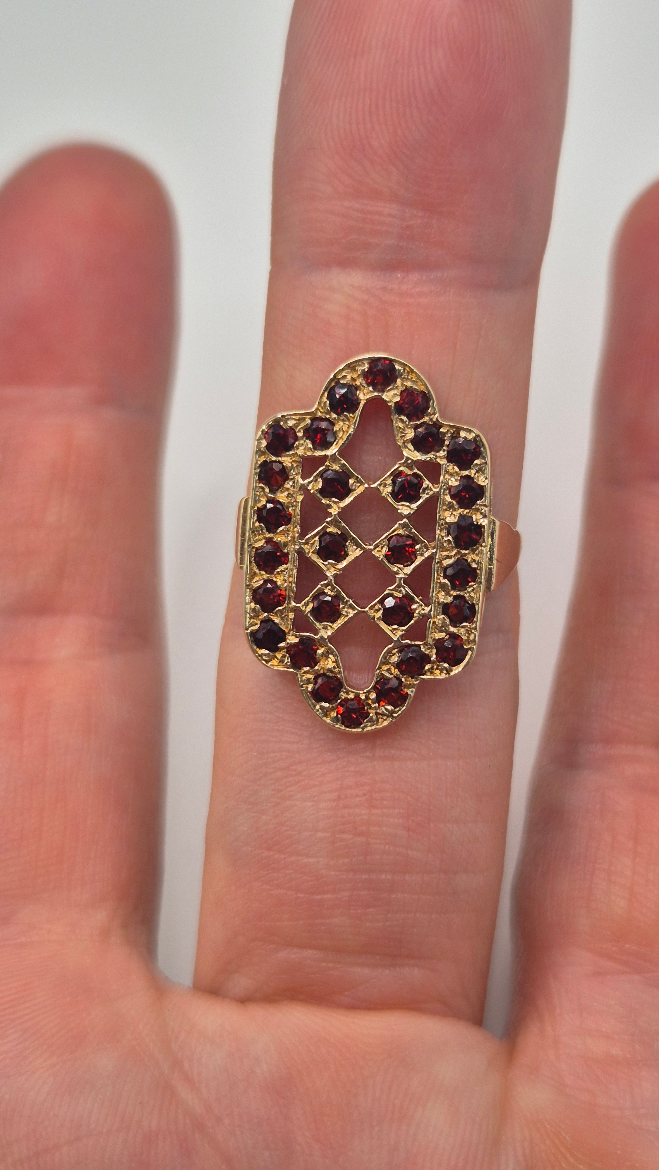 9ct gold garnet ring