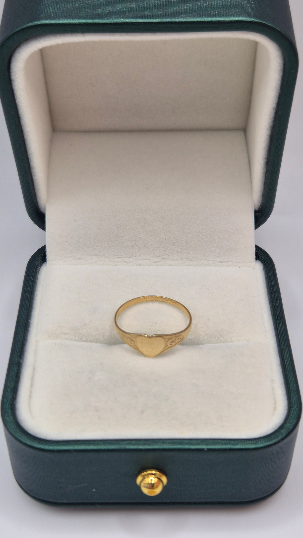 9ct gold heart signet ring