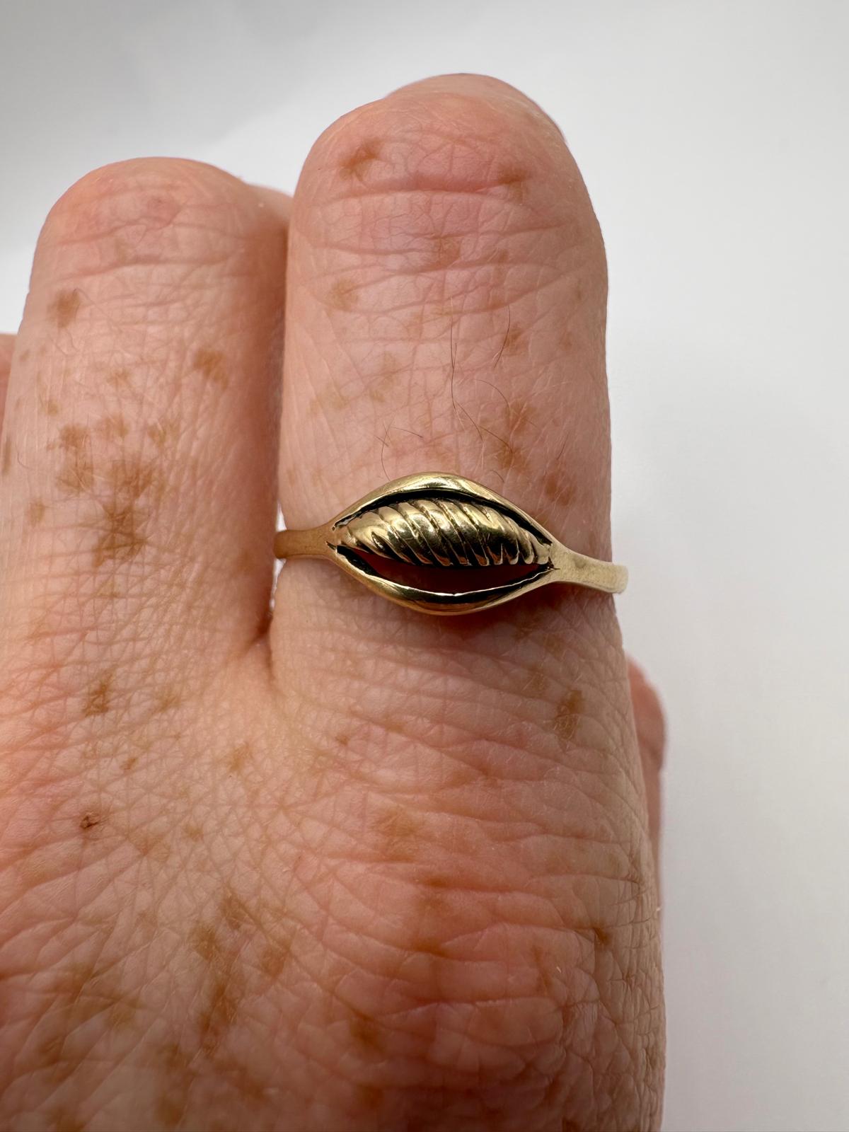 9ct gold croissant Style ring