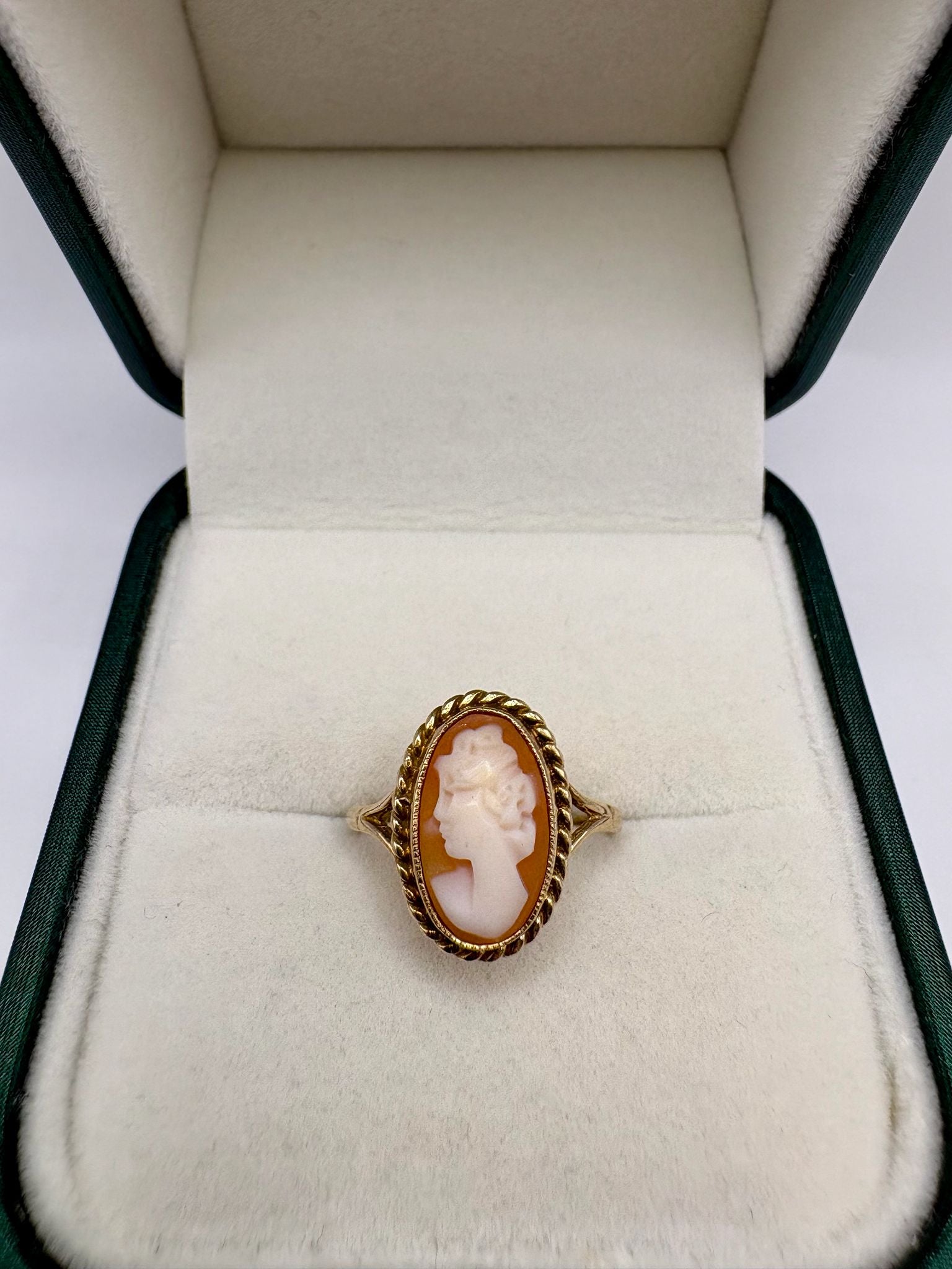 9ct gold cameo ring