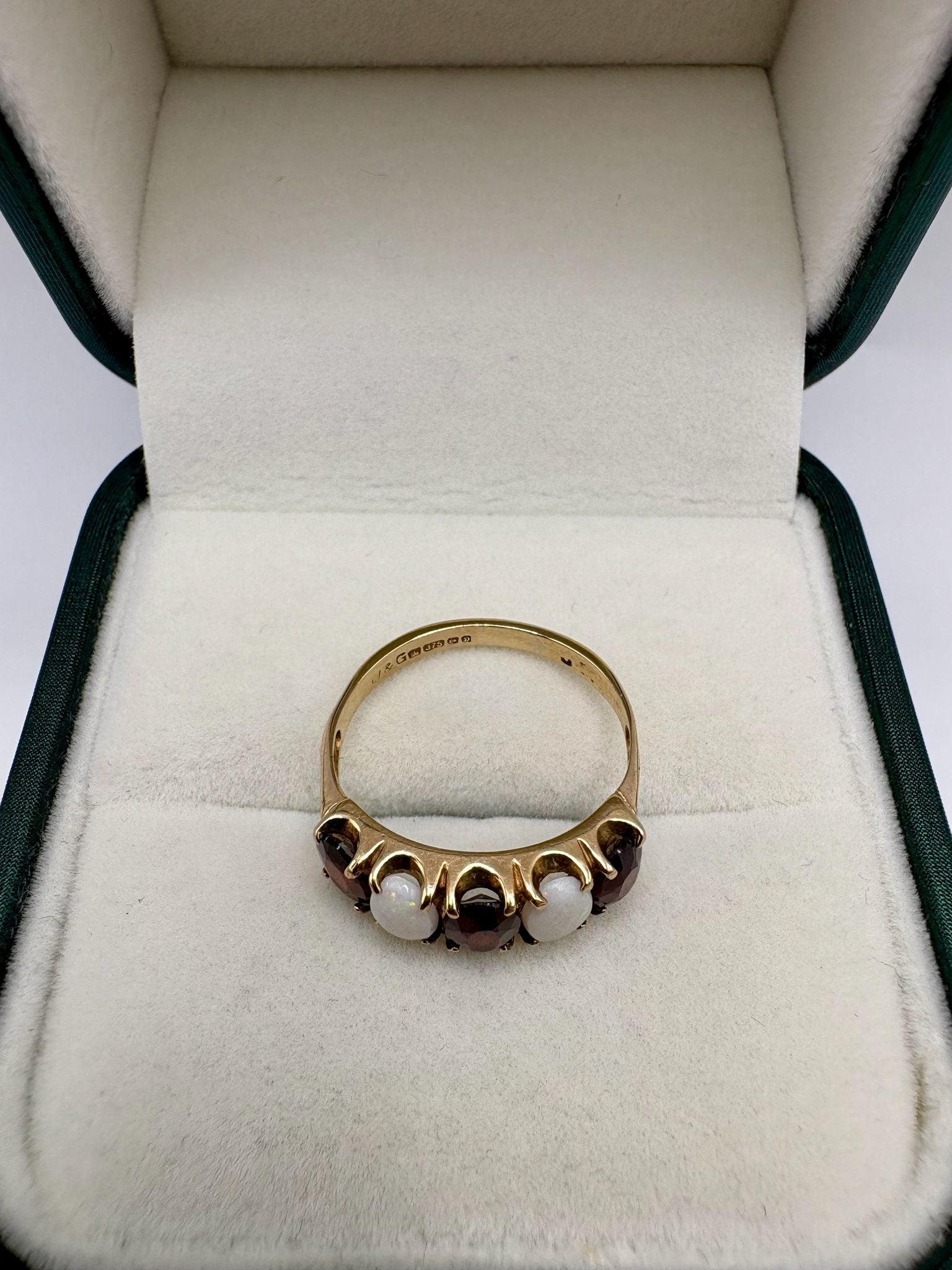 9ct gold garnet and opal ring