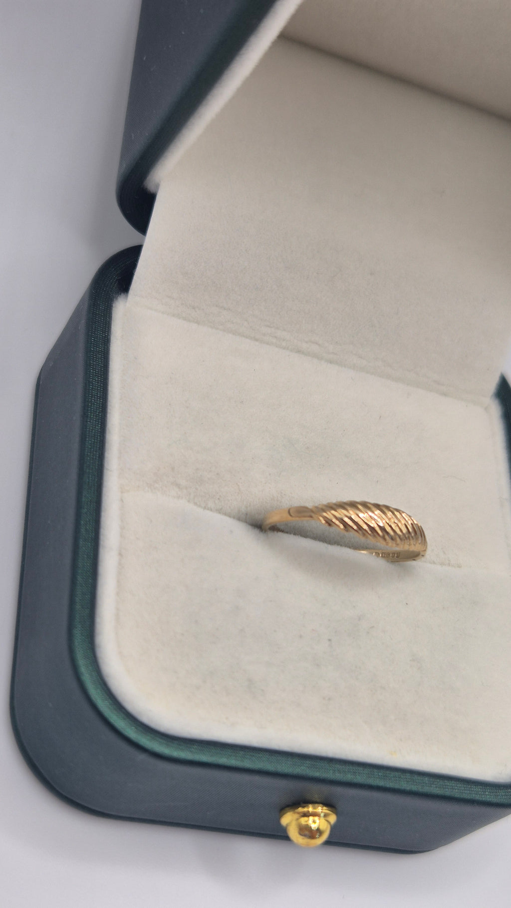 9ct gold croissant style ring