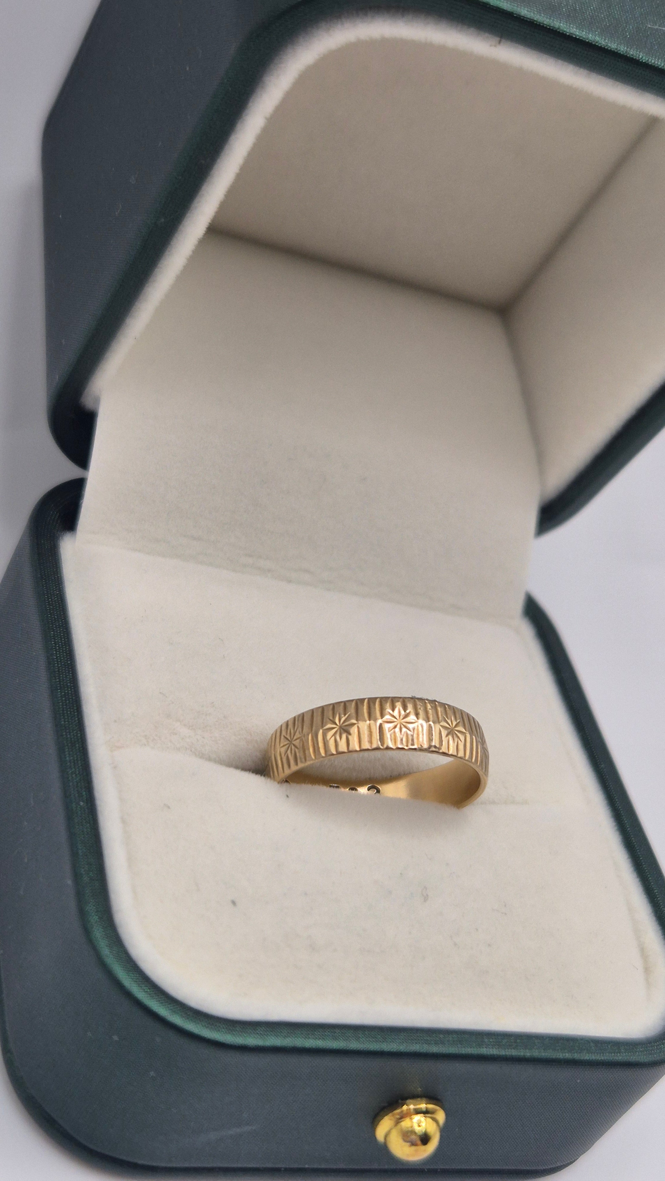 9ct gold star patterned band