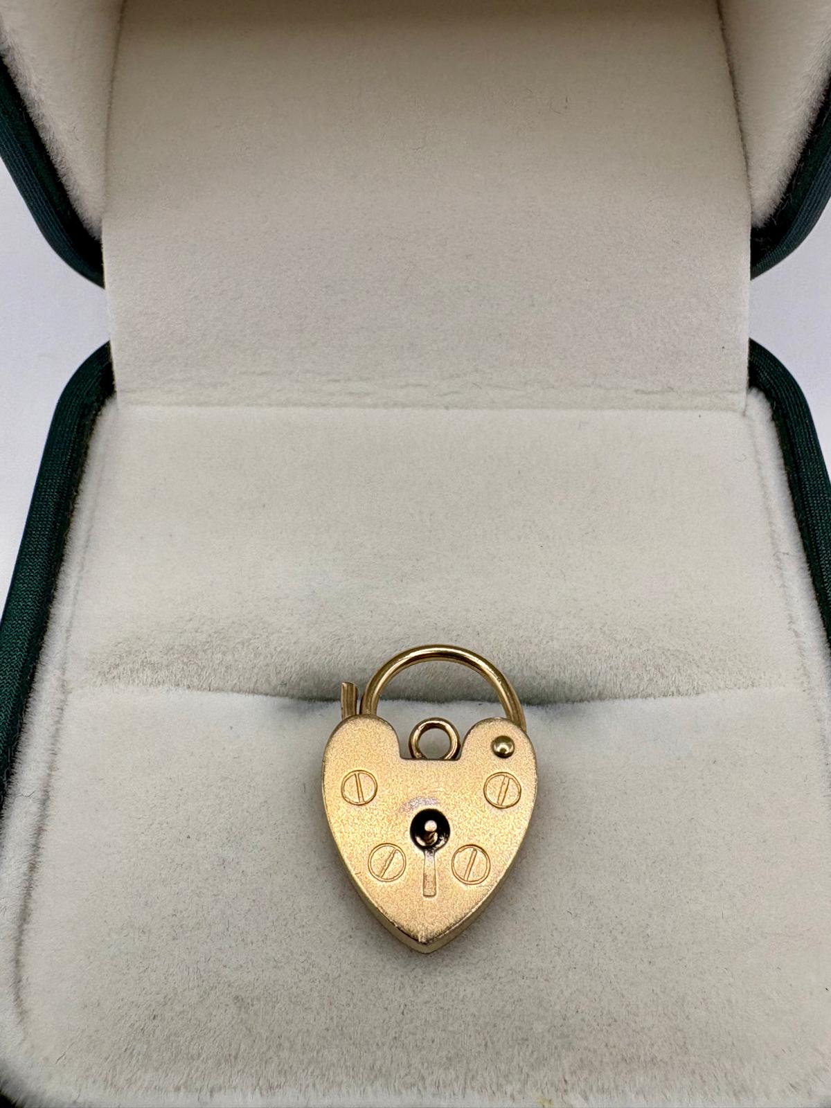 9ct gold padlock (2)