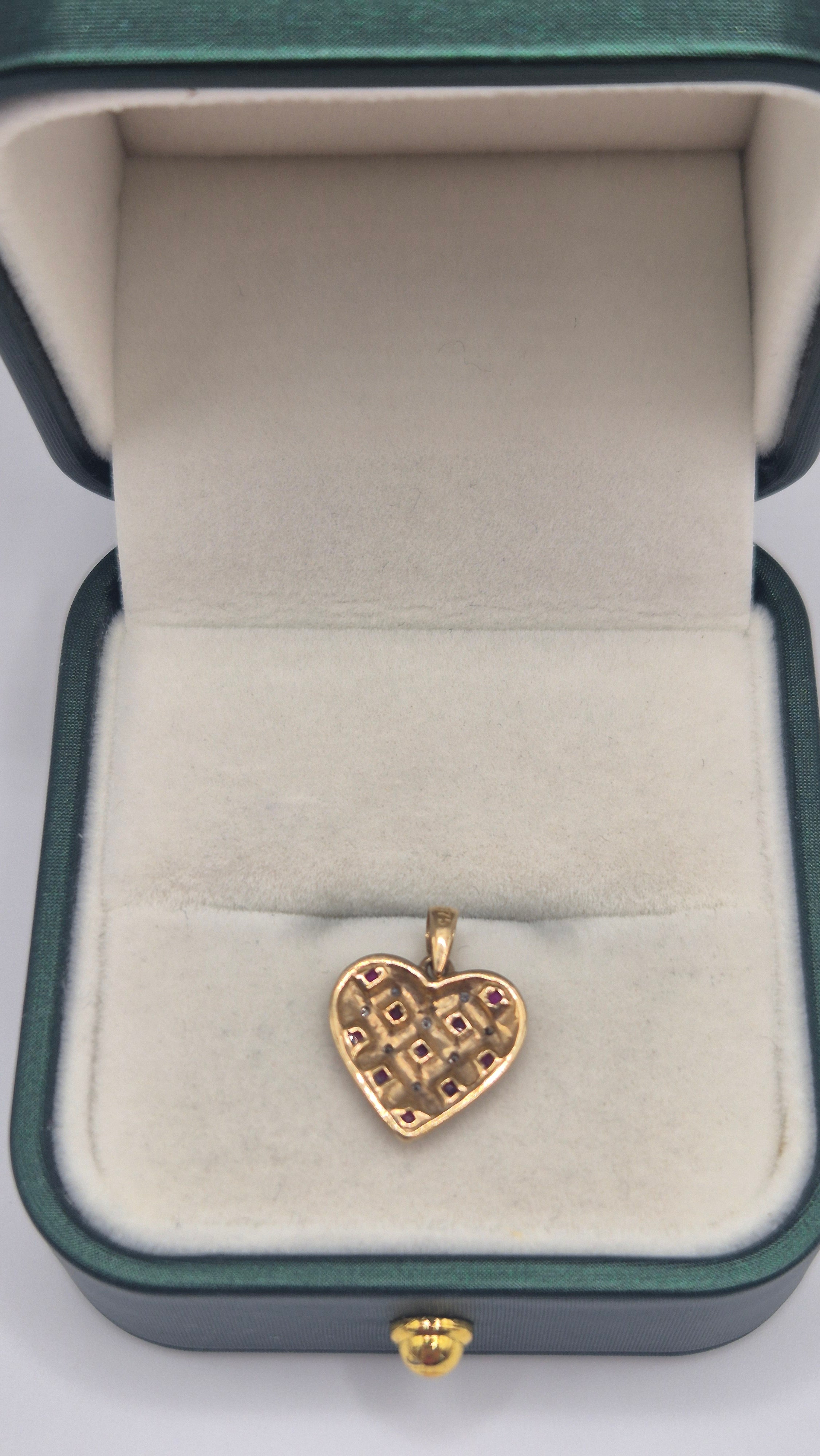 9ct gold heart pendant