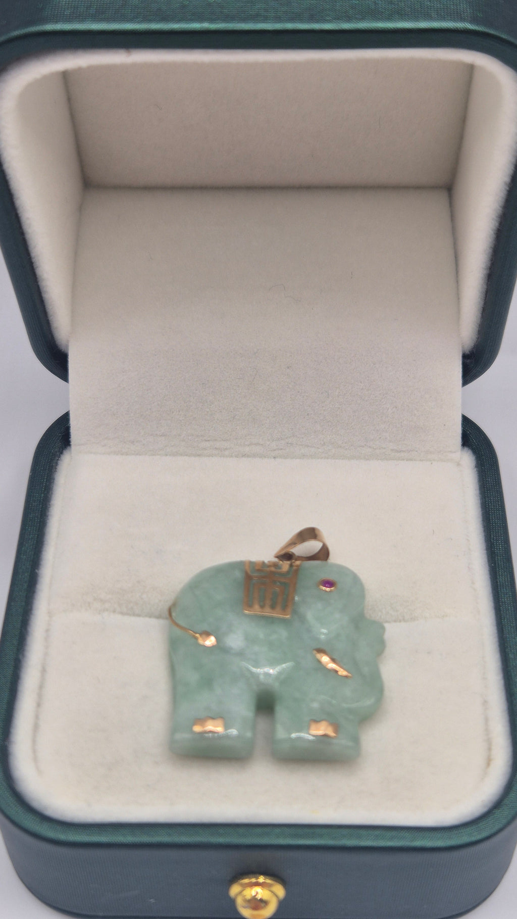 9ct gold jade elephant pendant