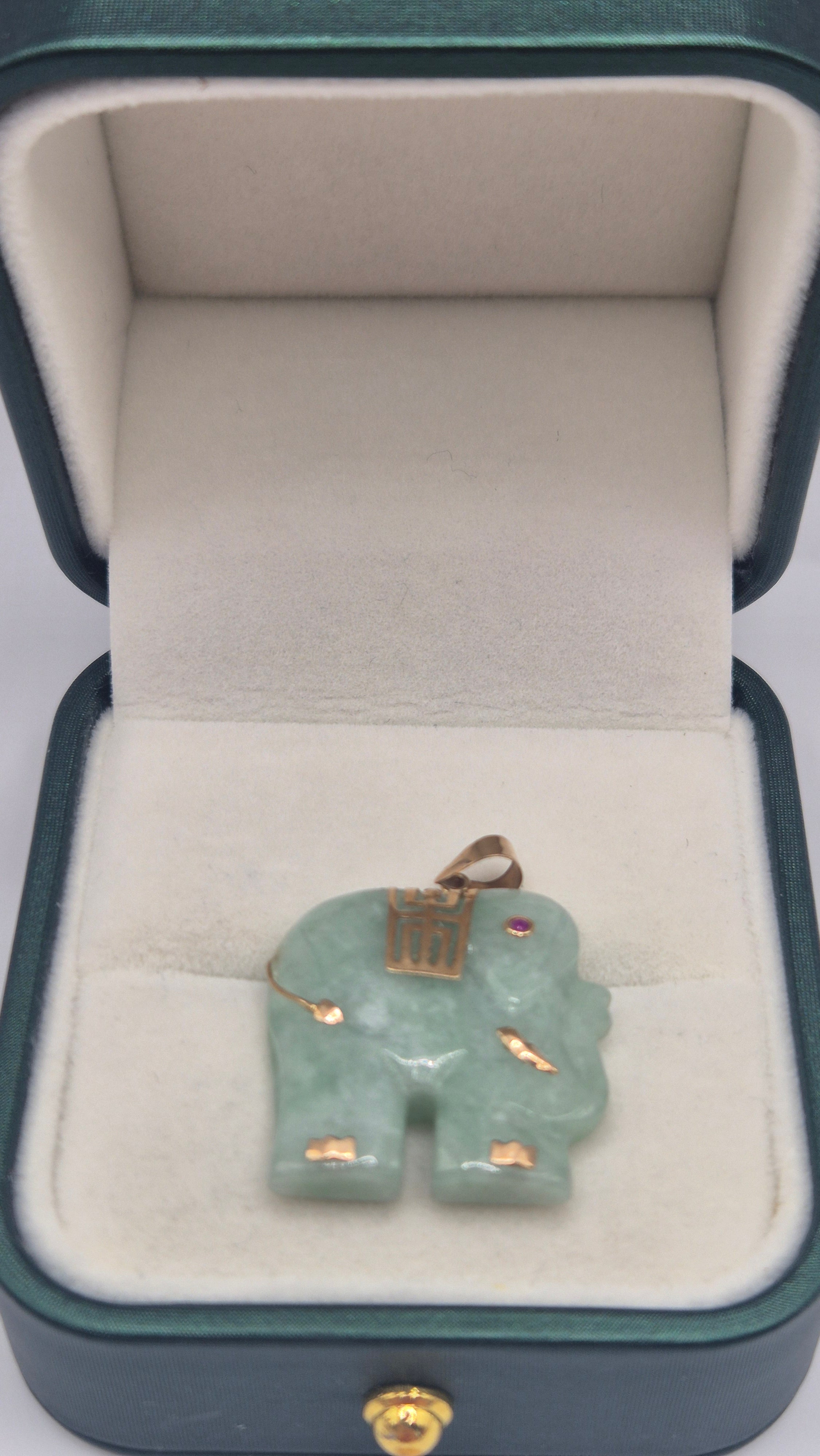 9ct gold jade elephant pendant