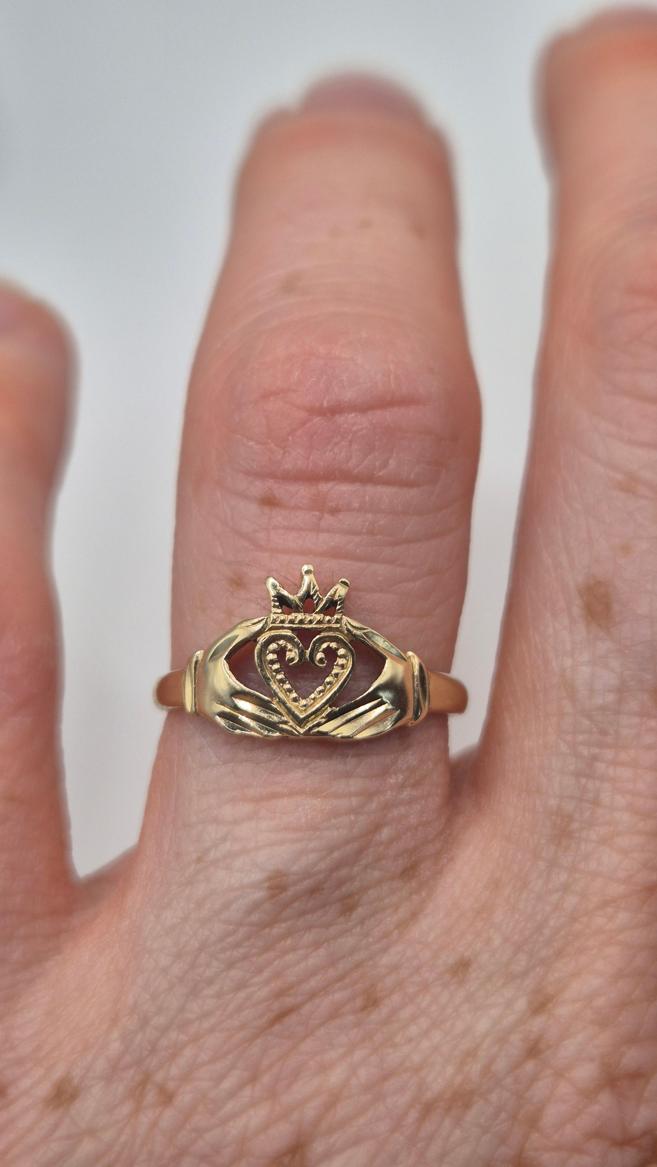 9ct gold claddagh ring