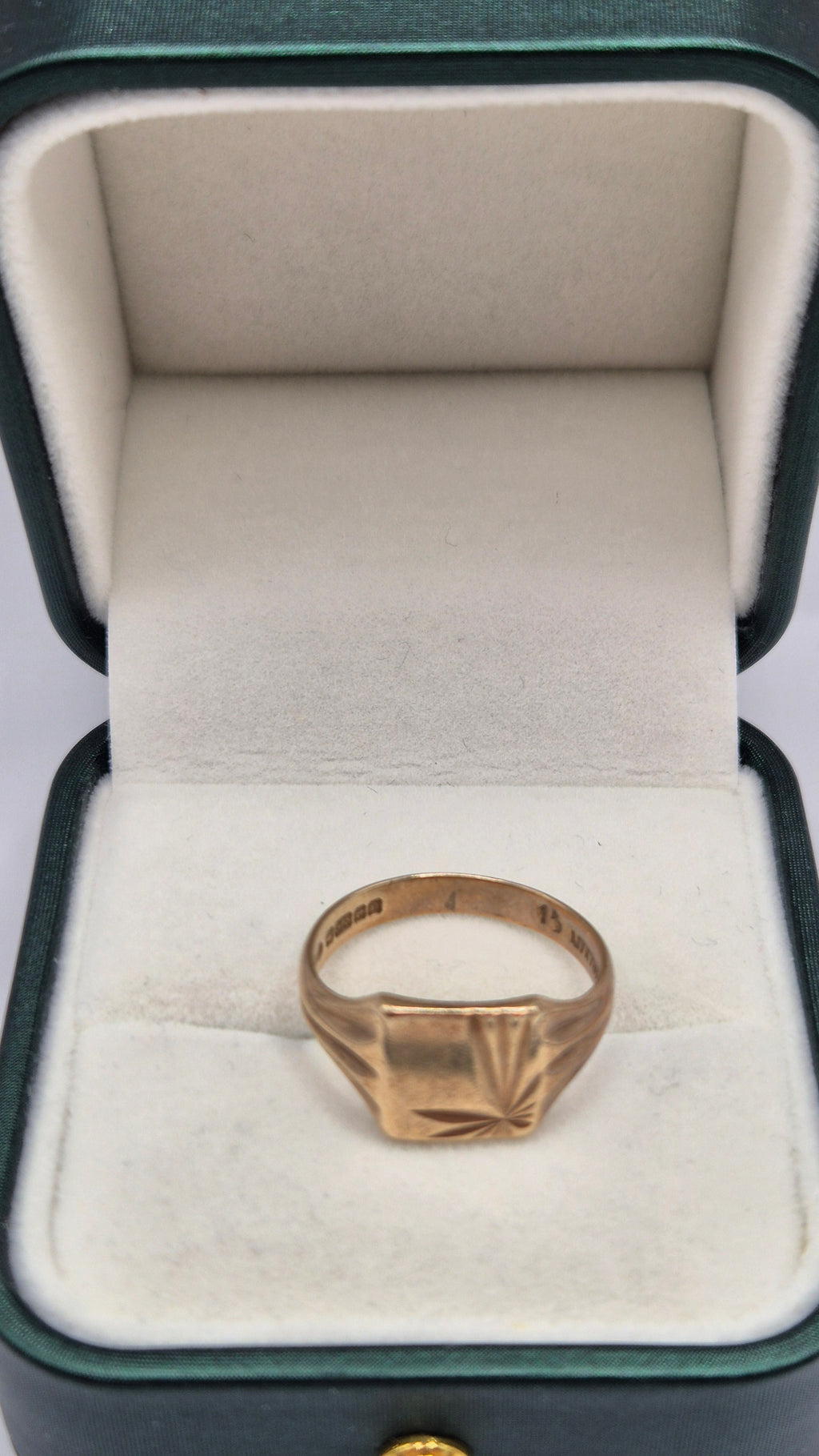 9ct gold heavy signet ring