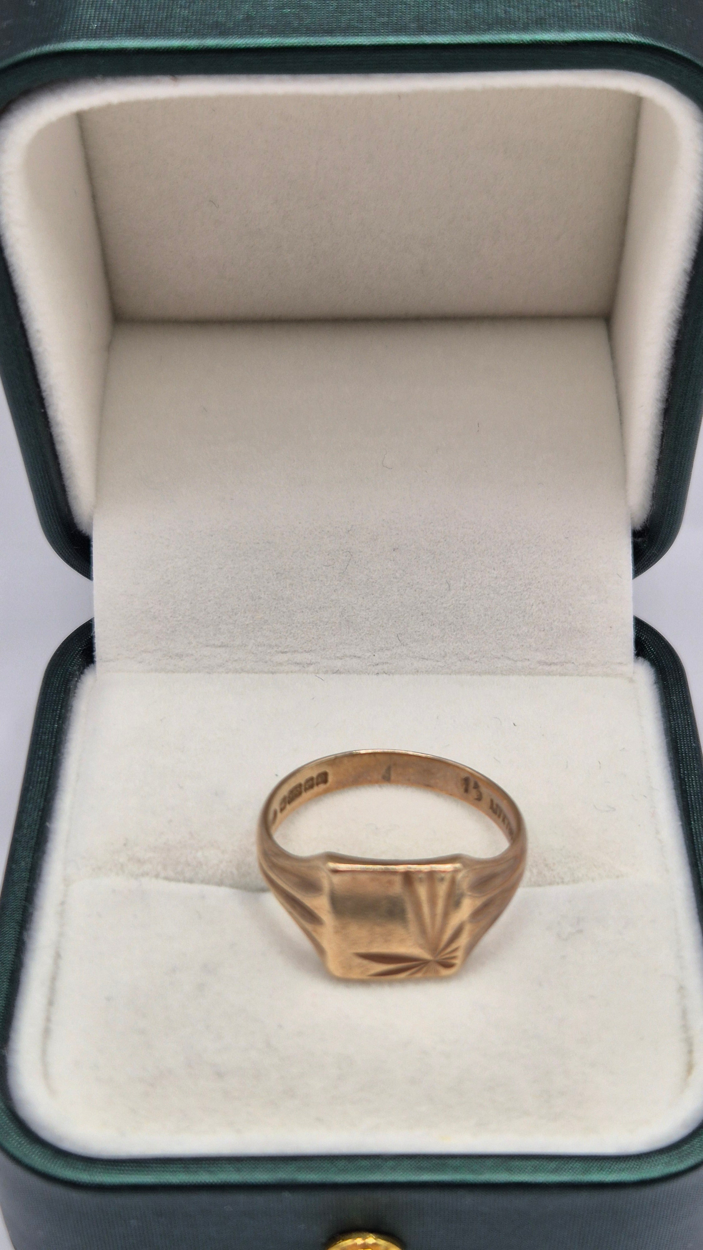 9ct gold heavy signet ring