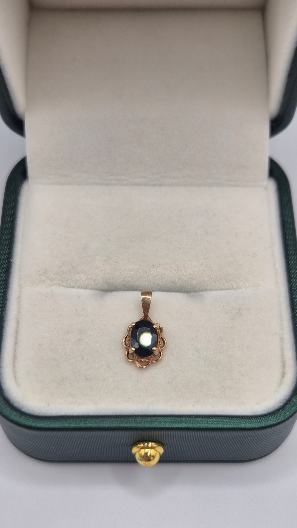 9ct gold sapphire pendant