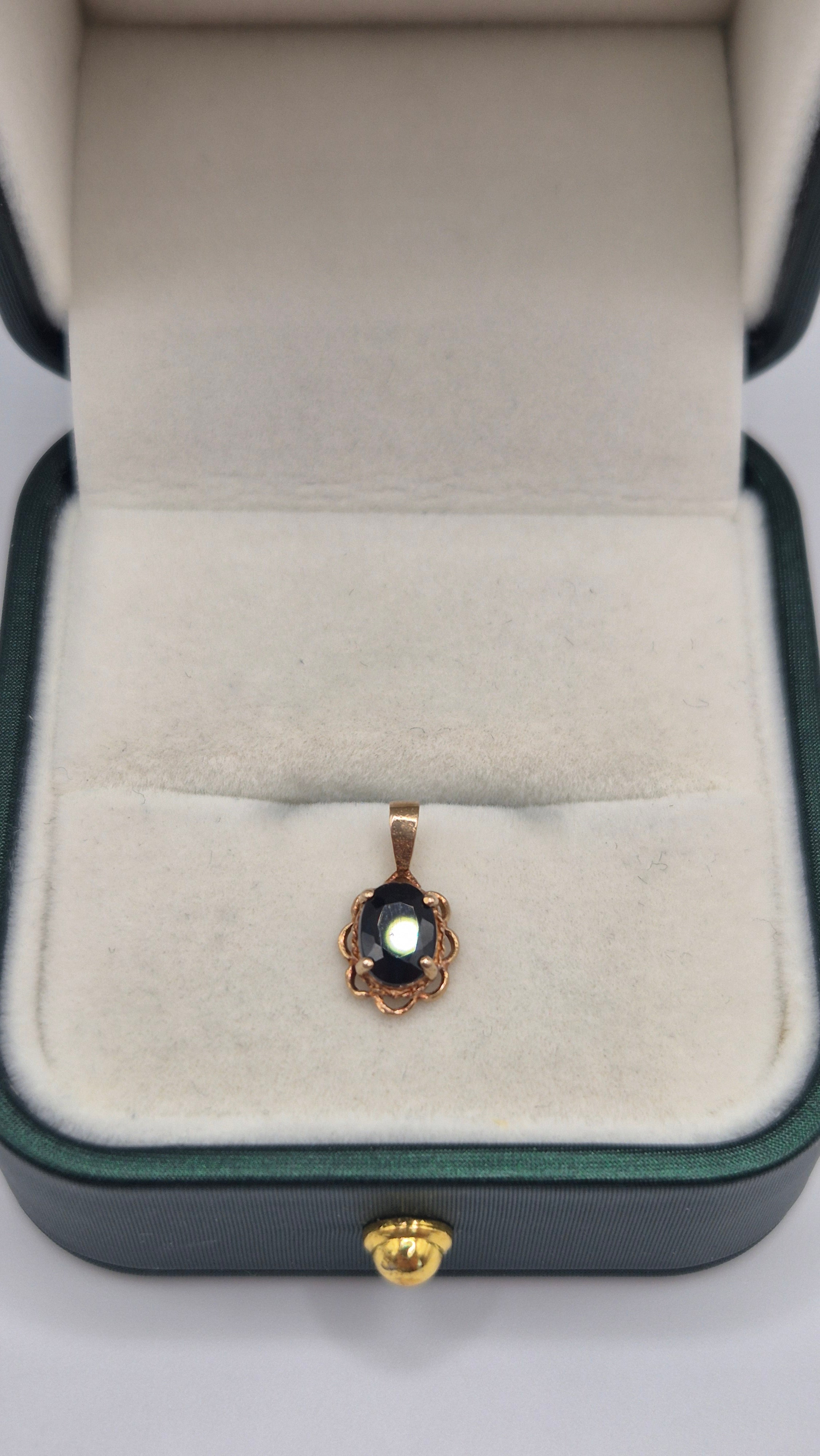 9ct gold sapphire pendant