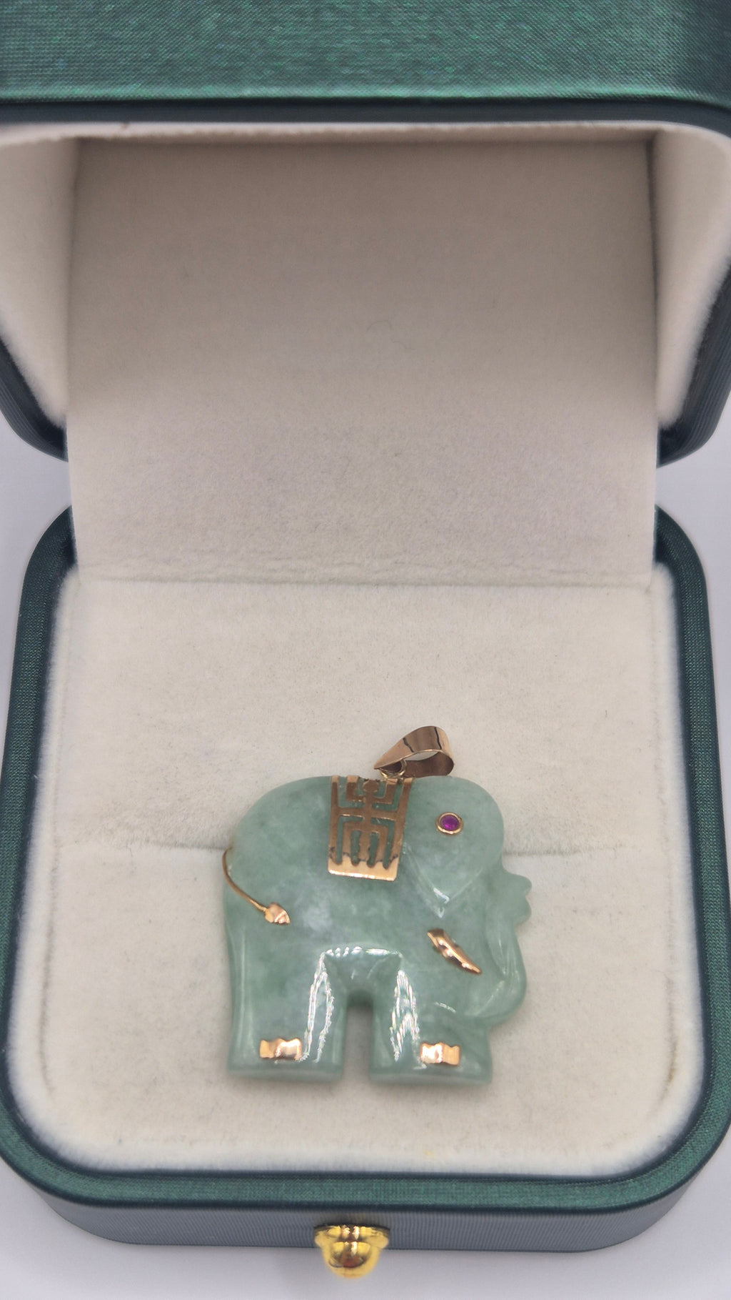 9ct gold jade elephant pendant