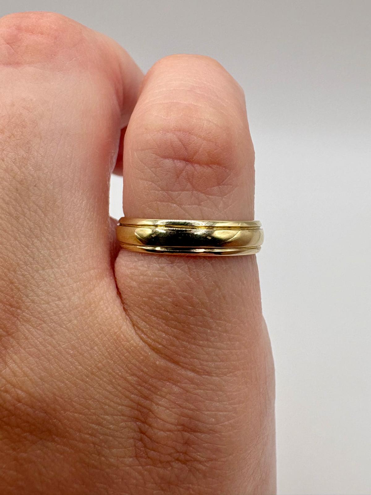9ct gold patterned band ring