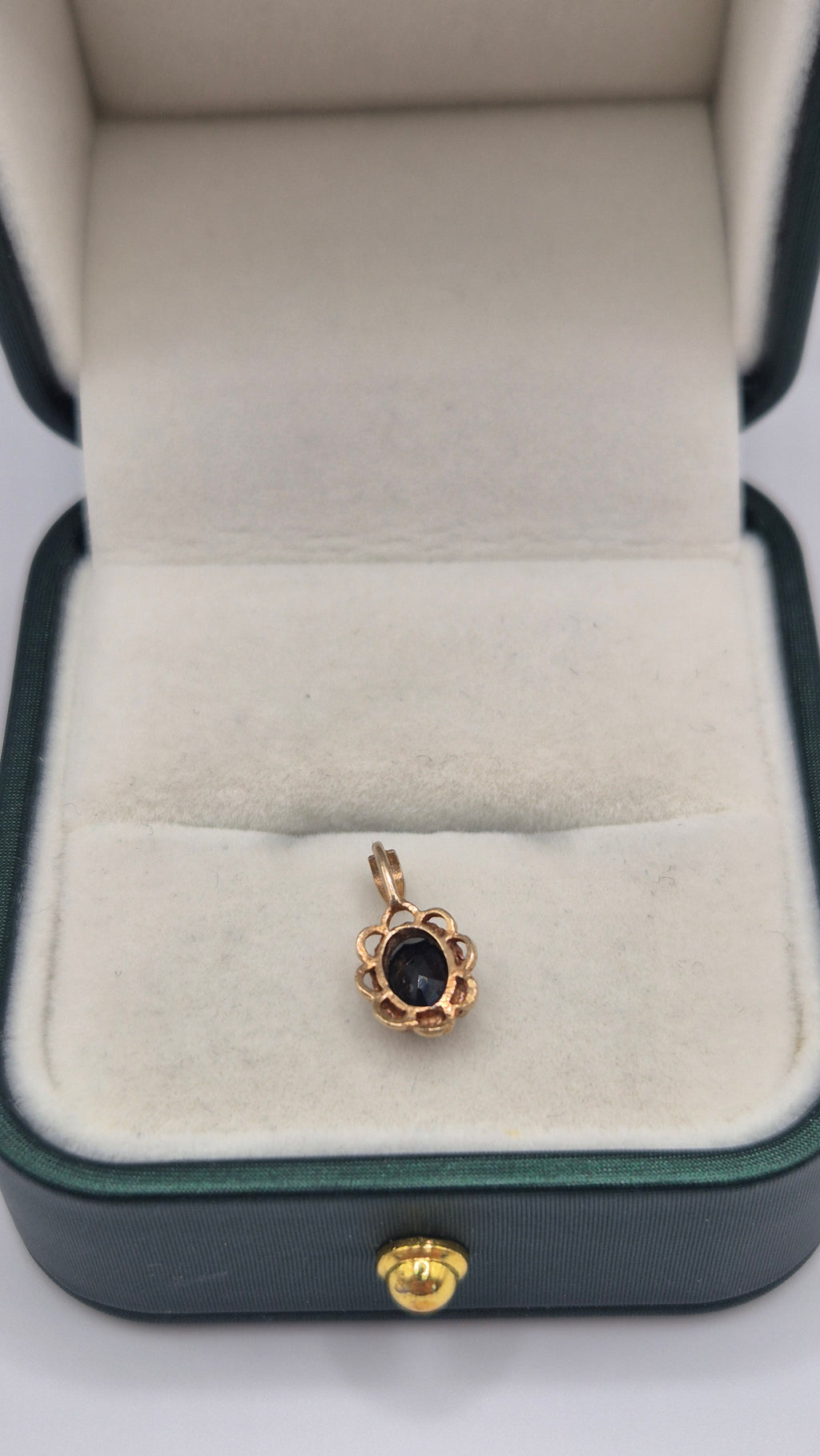 9ct gold sapphire pendant