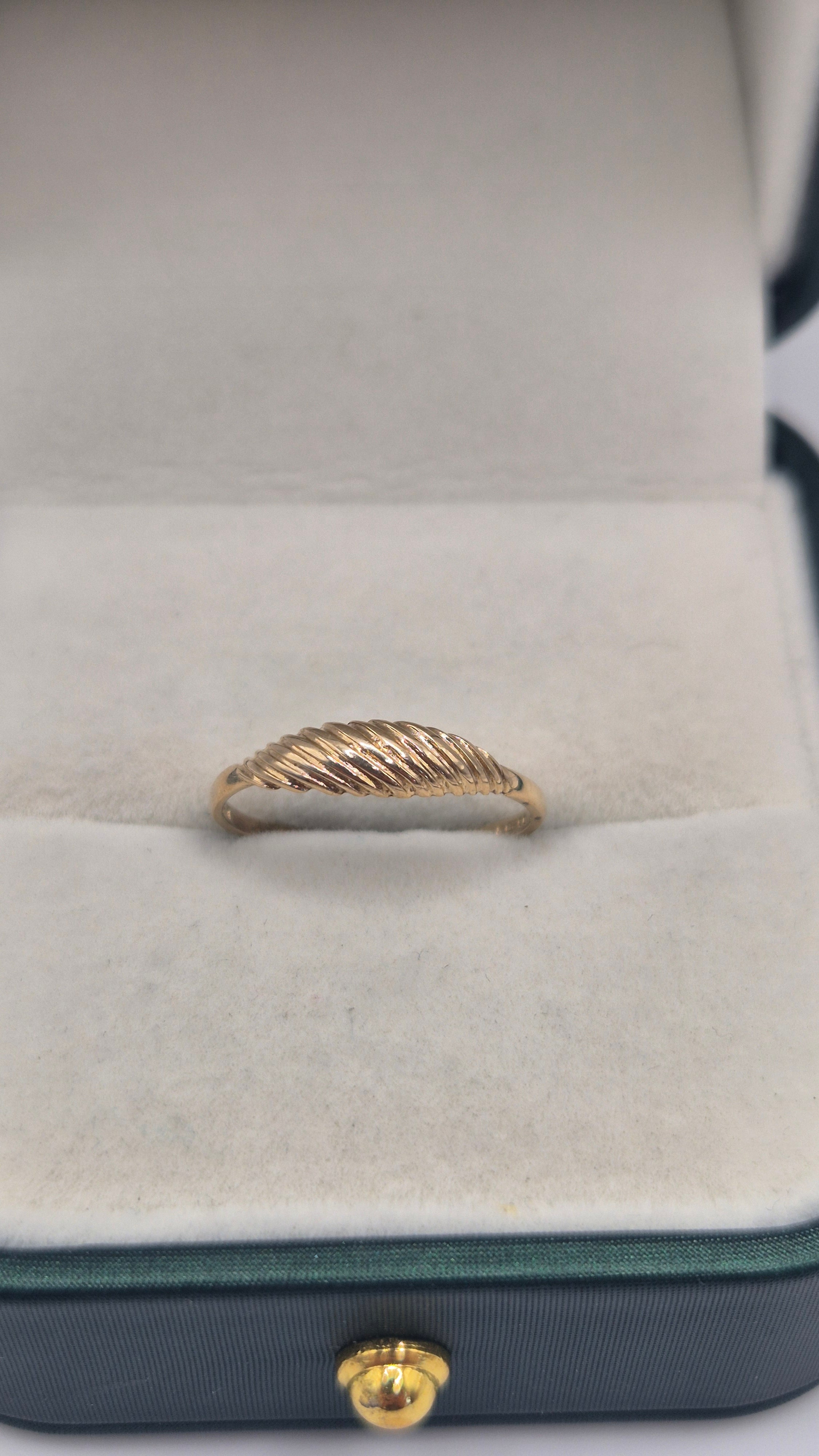 9ct gold croissant style ring