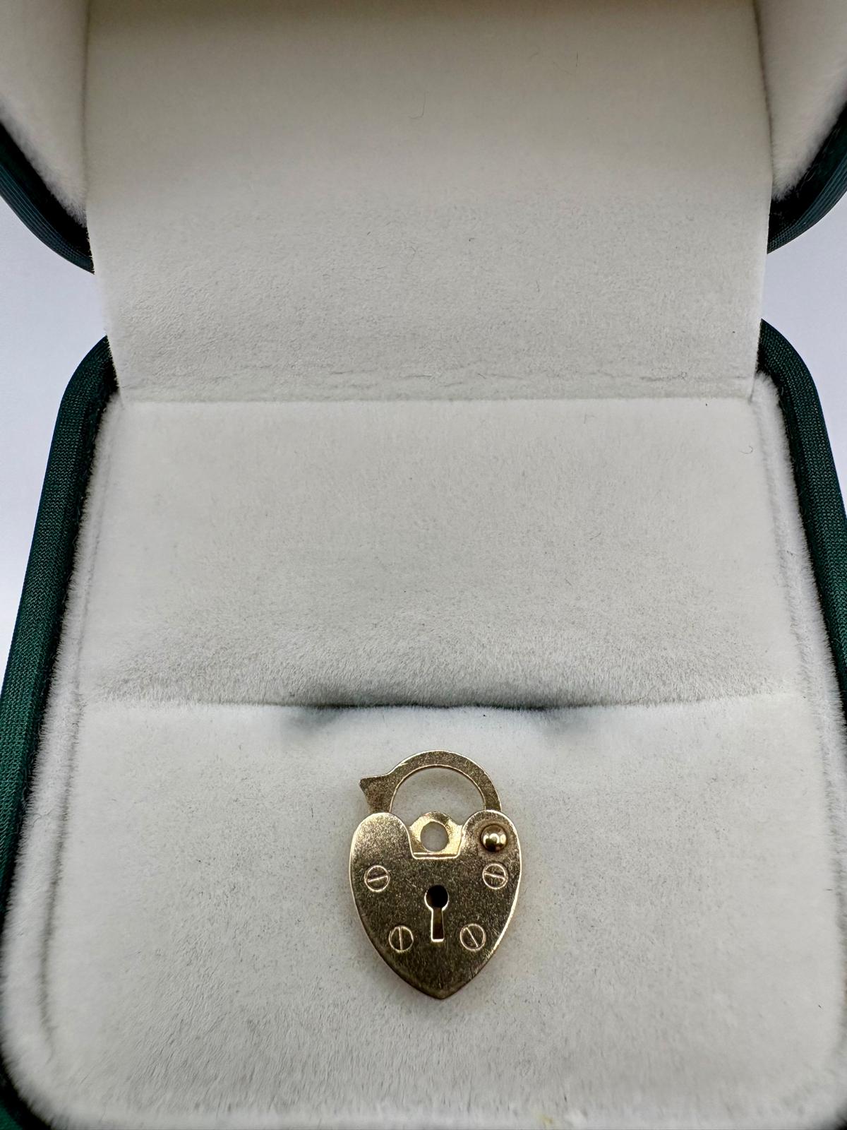 9ct gold padlock (1)
