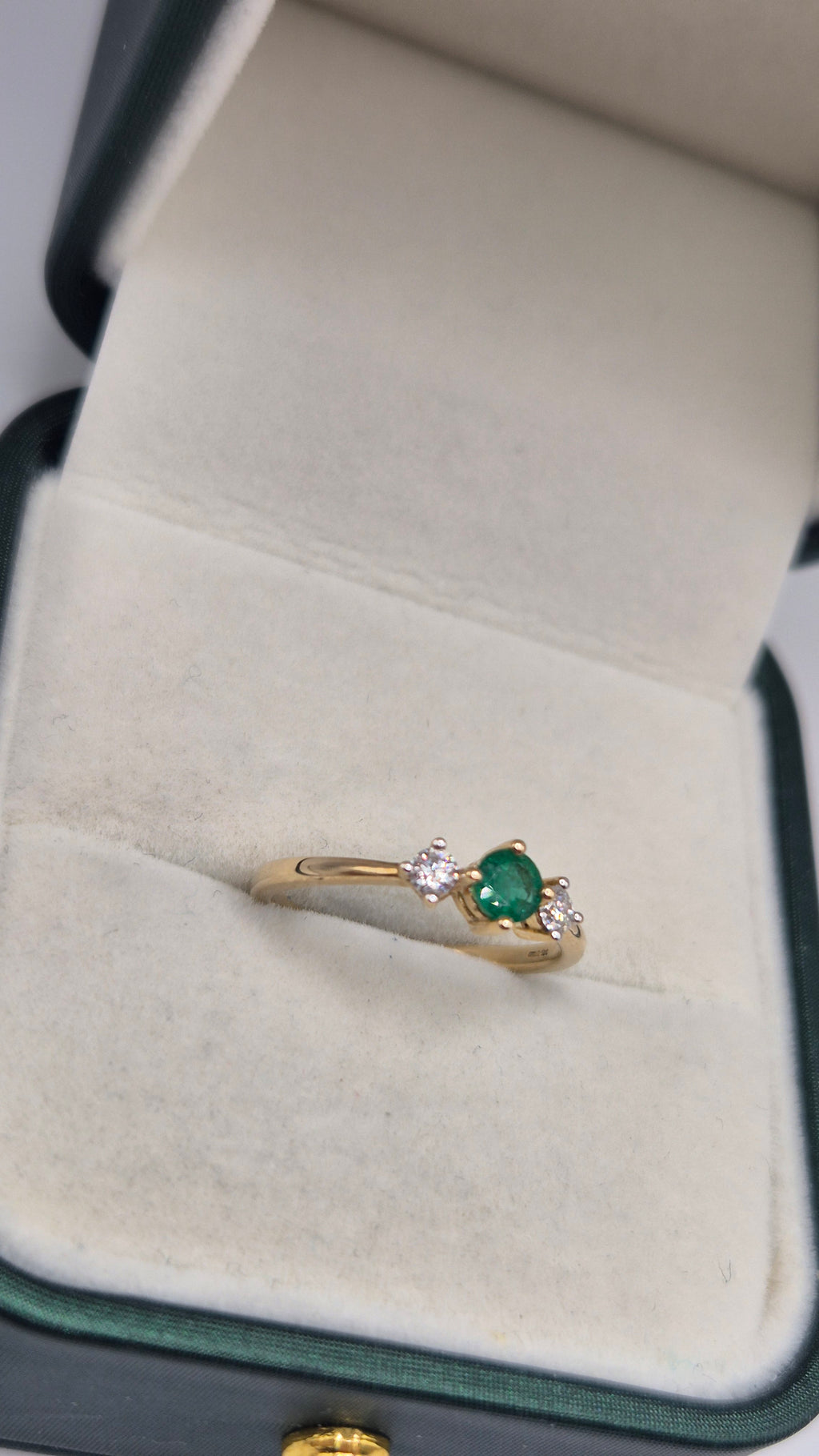 9ct gold diamond and emerald ring