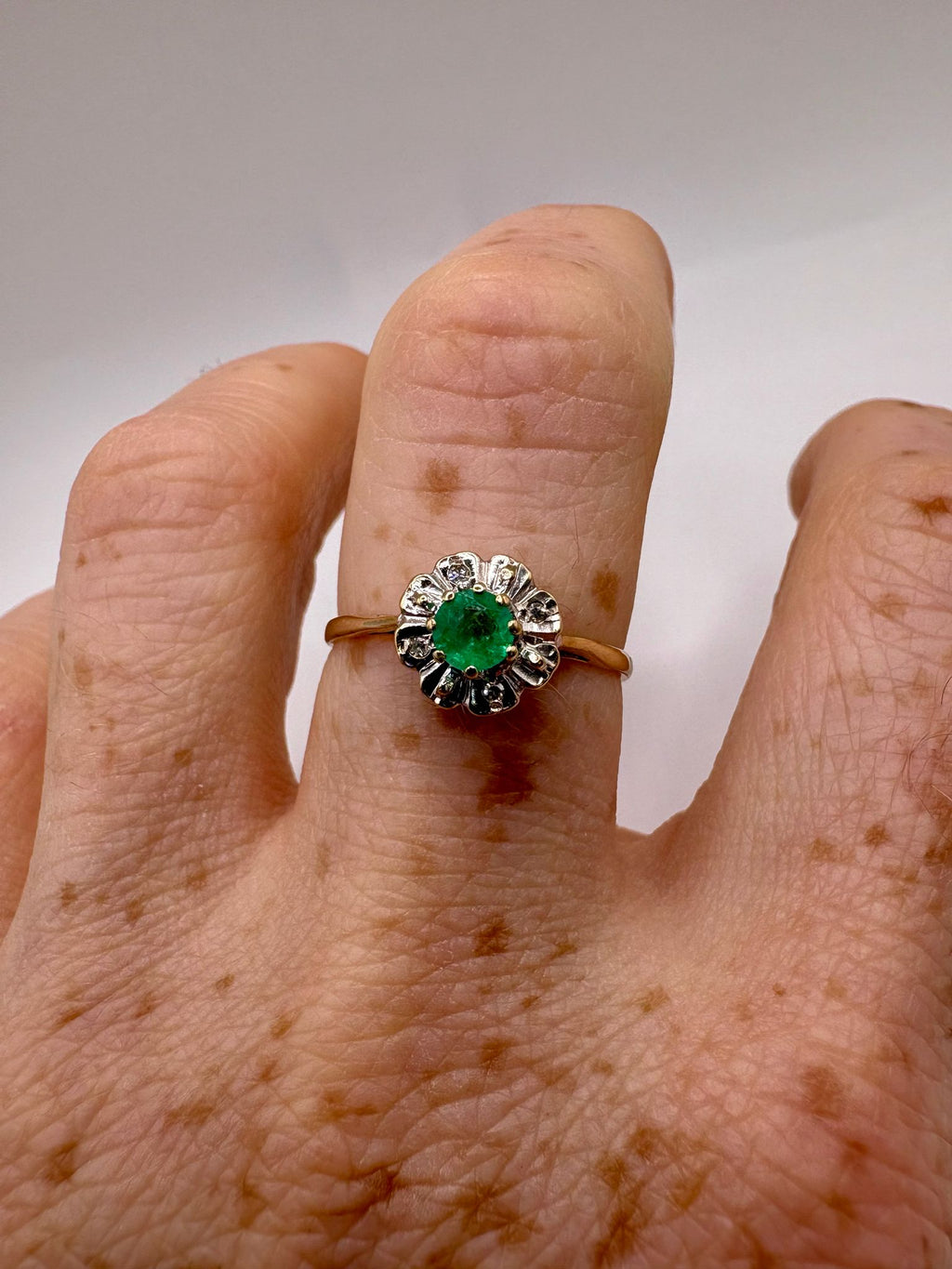 9ct gold emerald and diamond ring