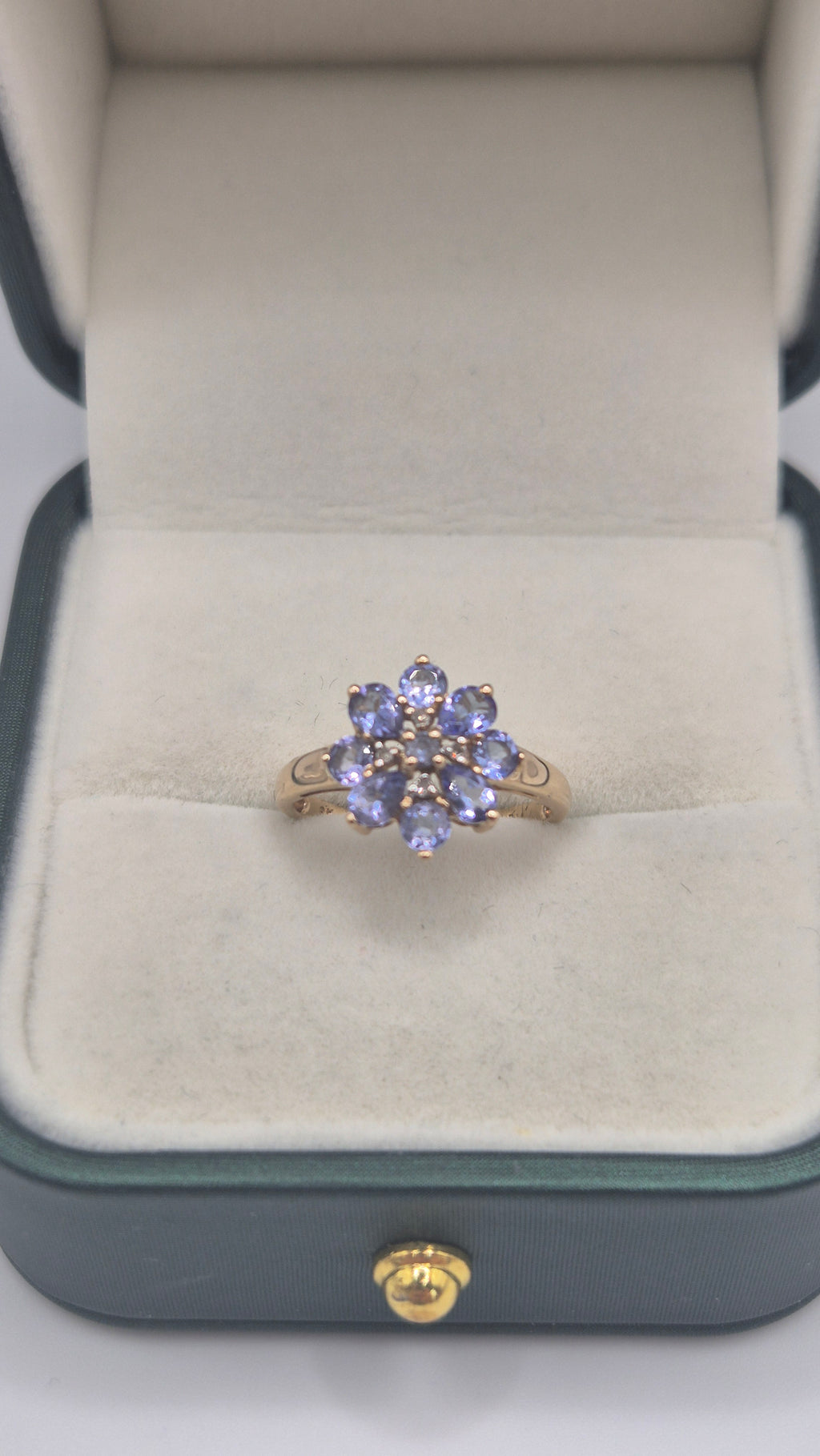 9ct gold tanzanite and diamond cluster ring