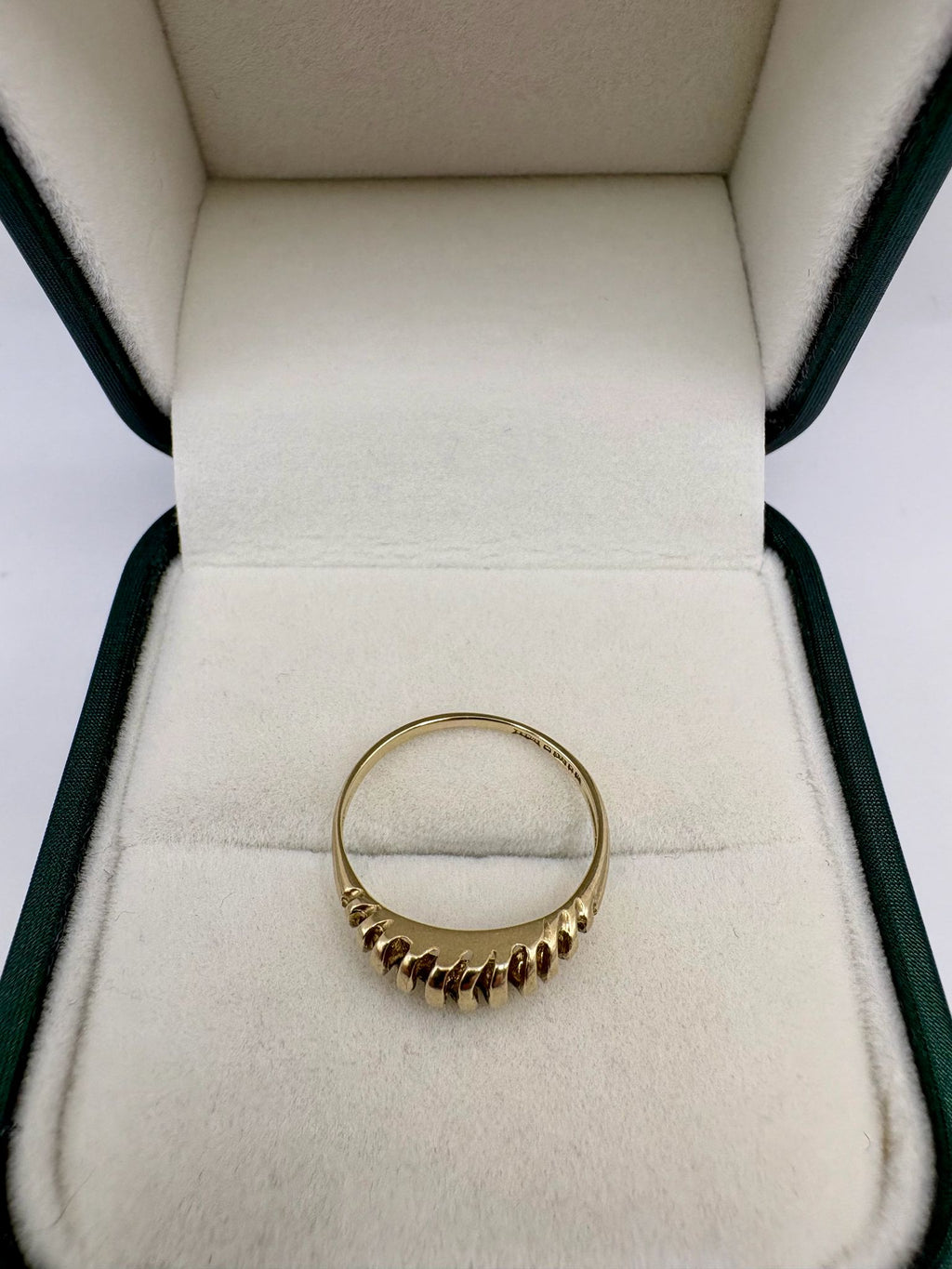 9ct gold croissant style ring