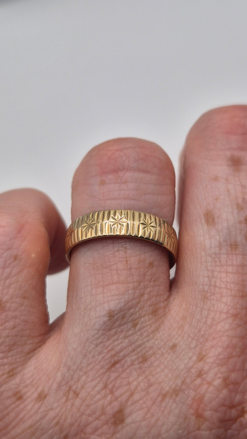 9ct gold star patterned band