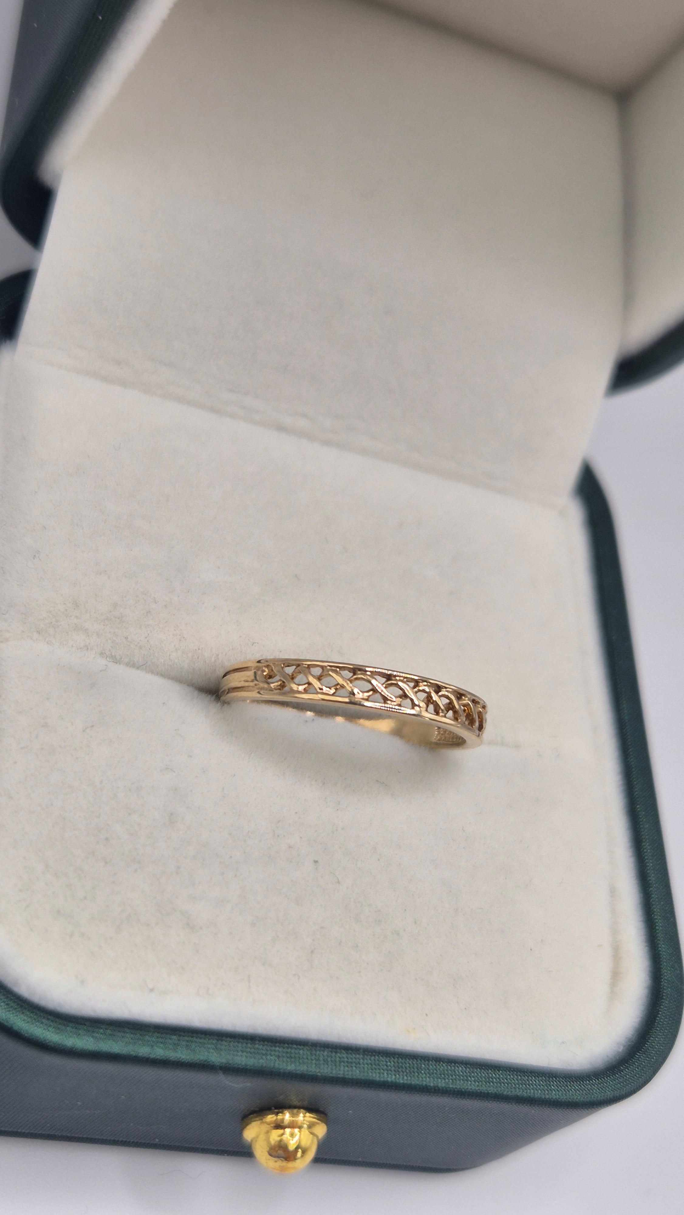 9ct gold patterned band ring