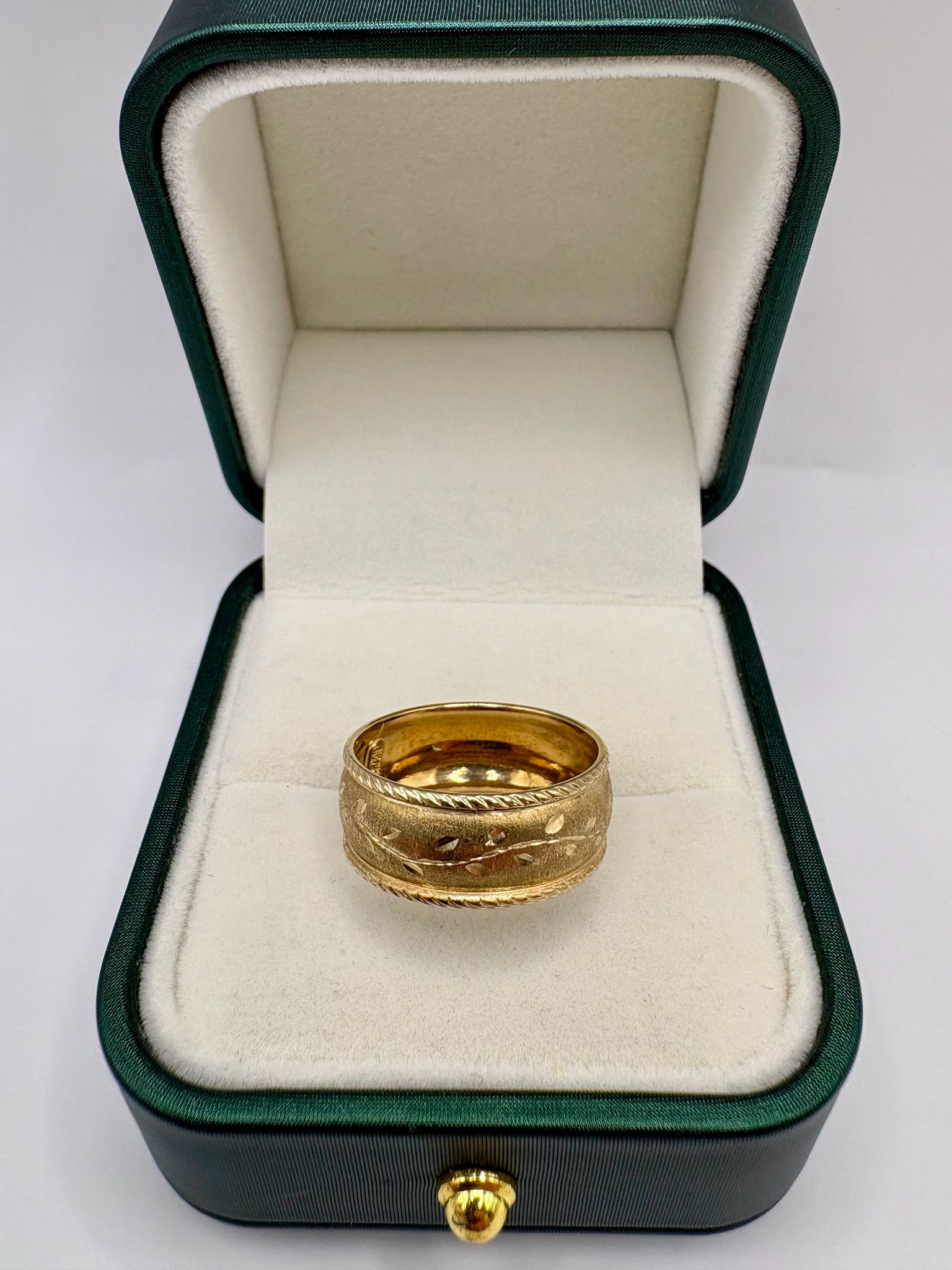9ct gold patterned gold ring