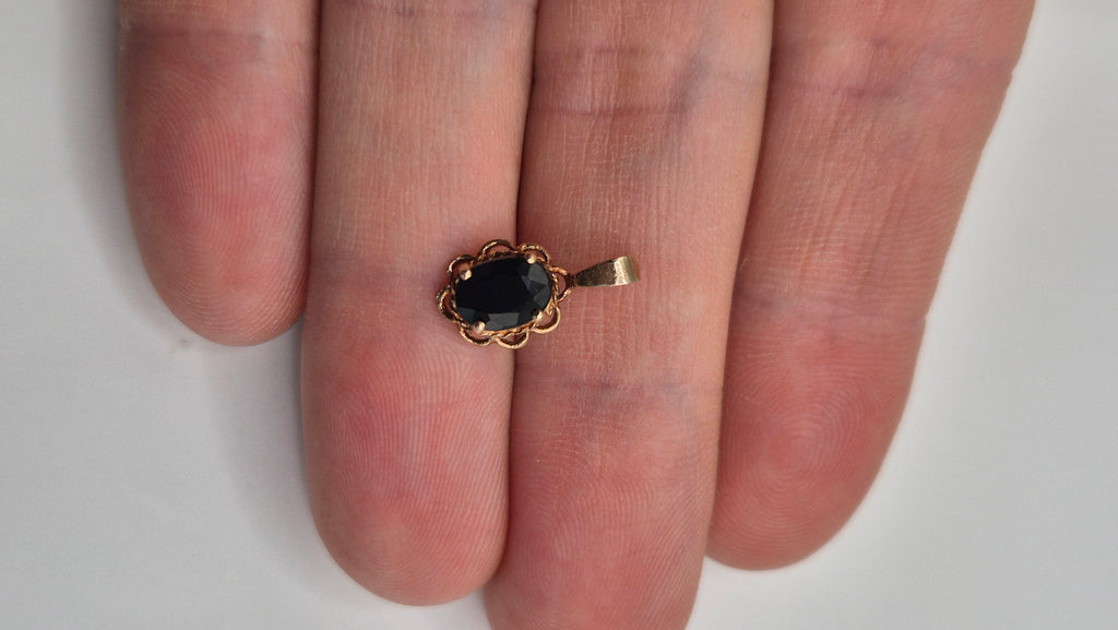 9ct gold sapphire pendant