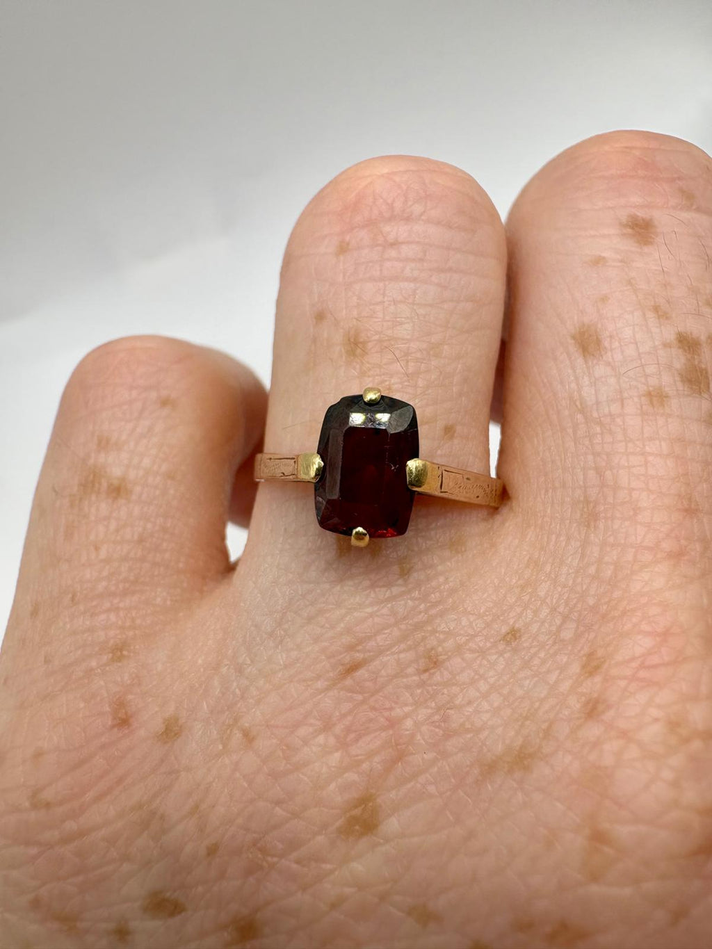 9ct gold garnet ring