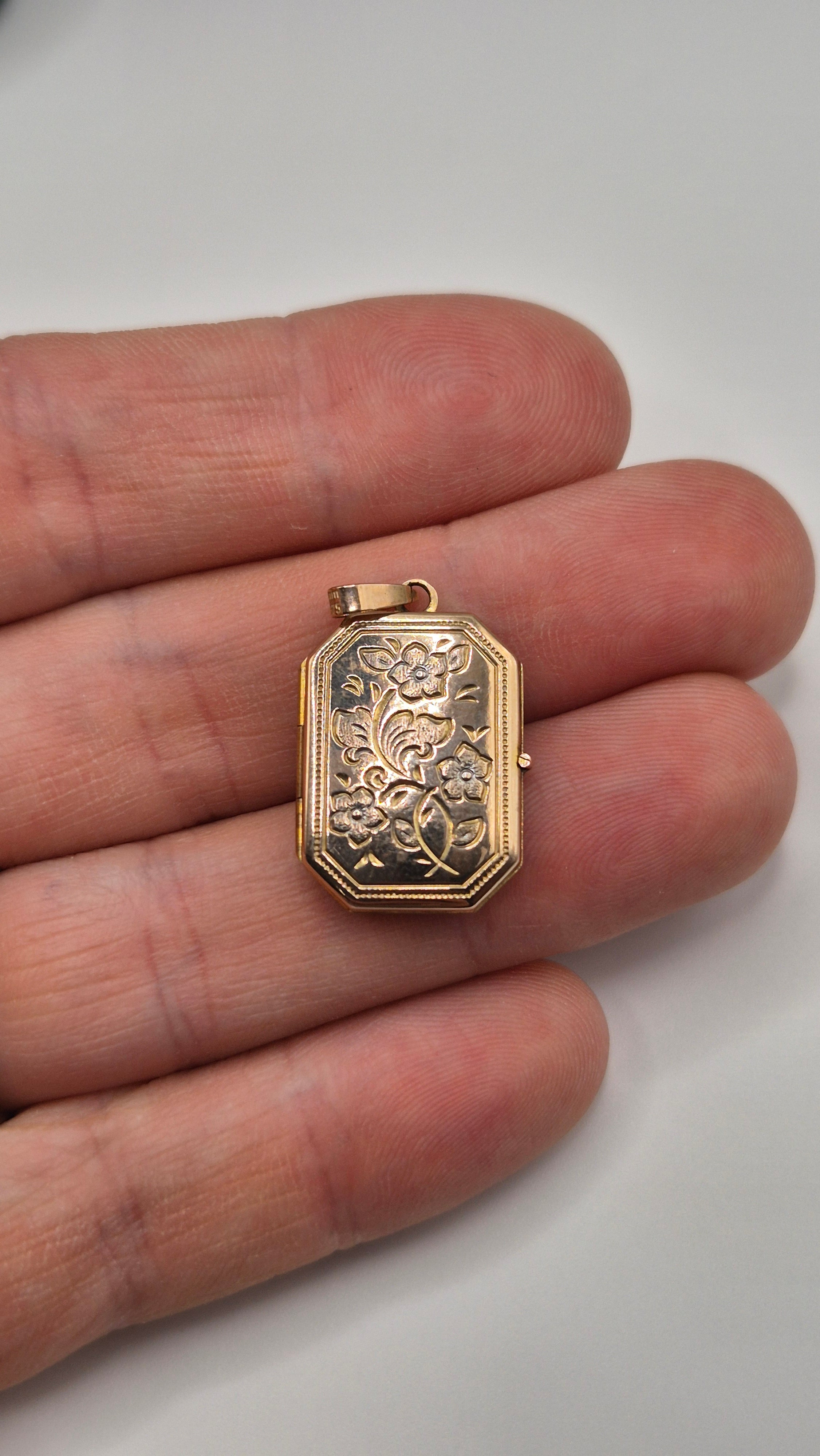 9ct gold flower locket pendant