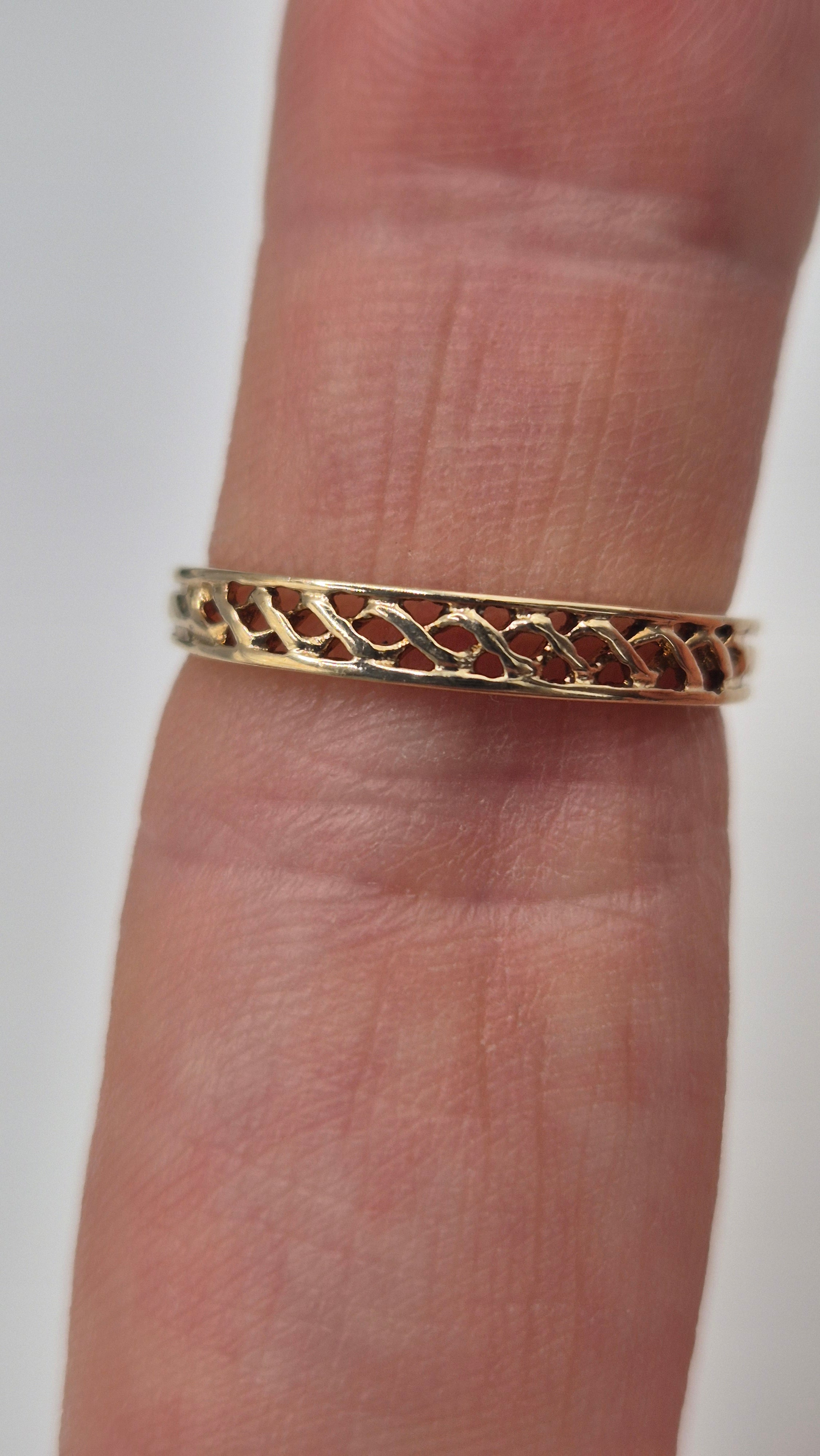 9ct gold patterned band ring