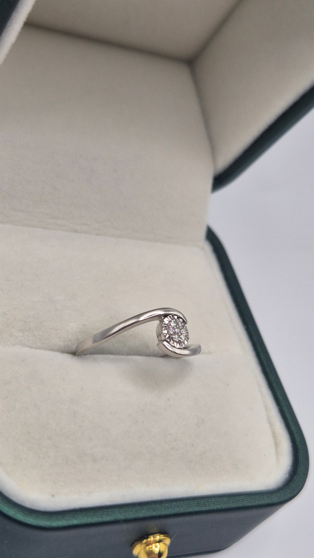 9ct white gold diamond cluster ring