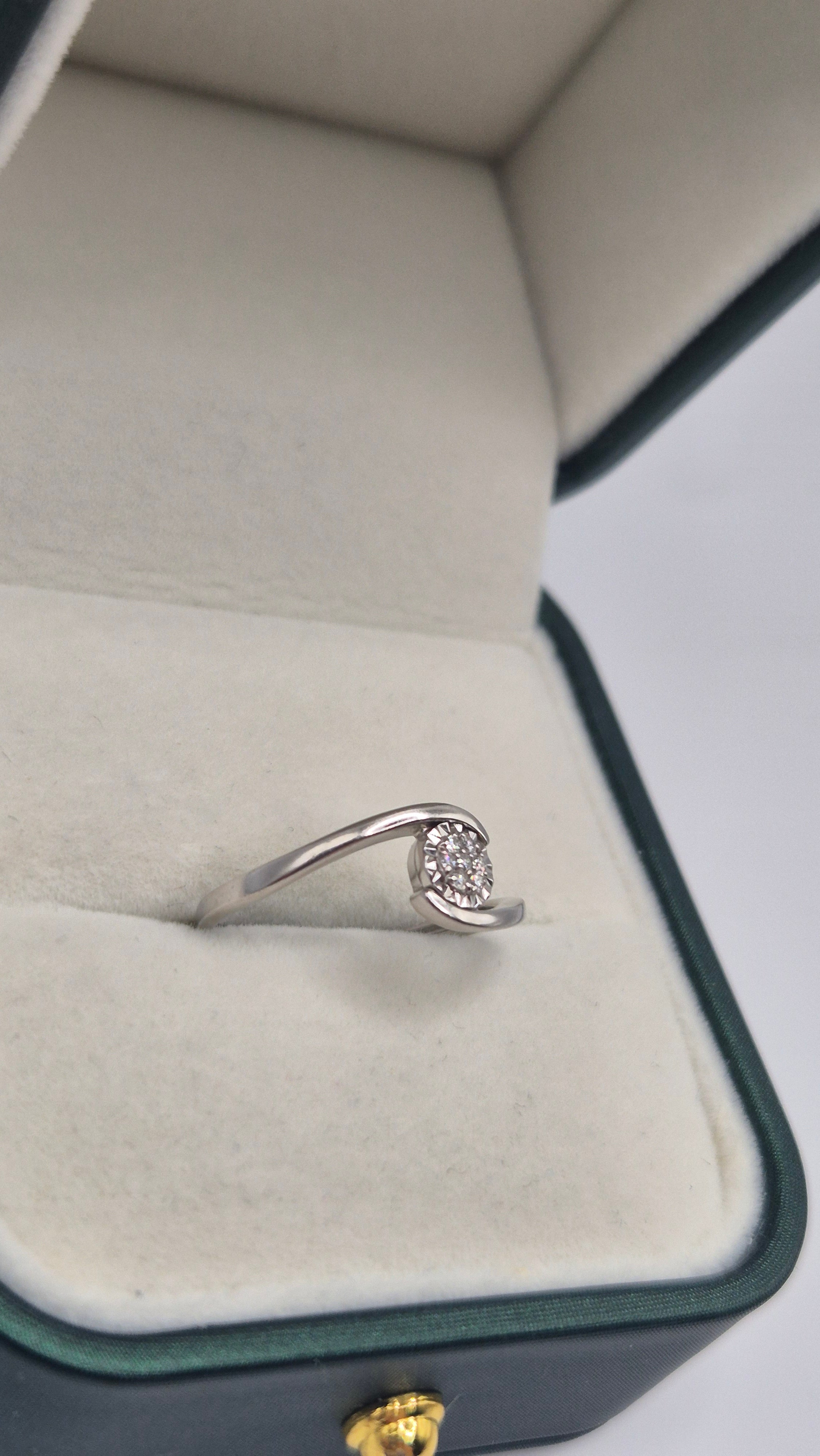 9ct white gold diamond cluster ring