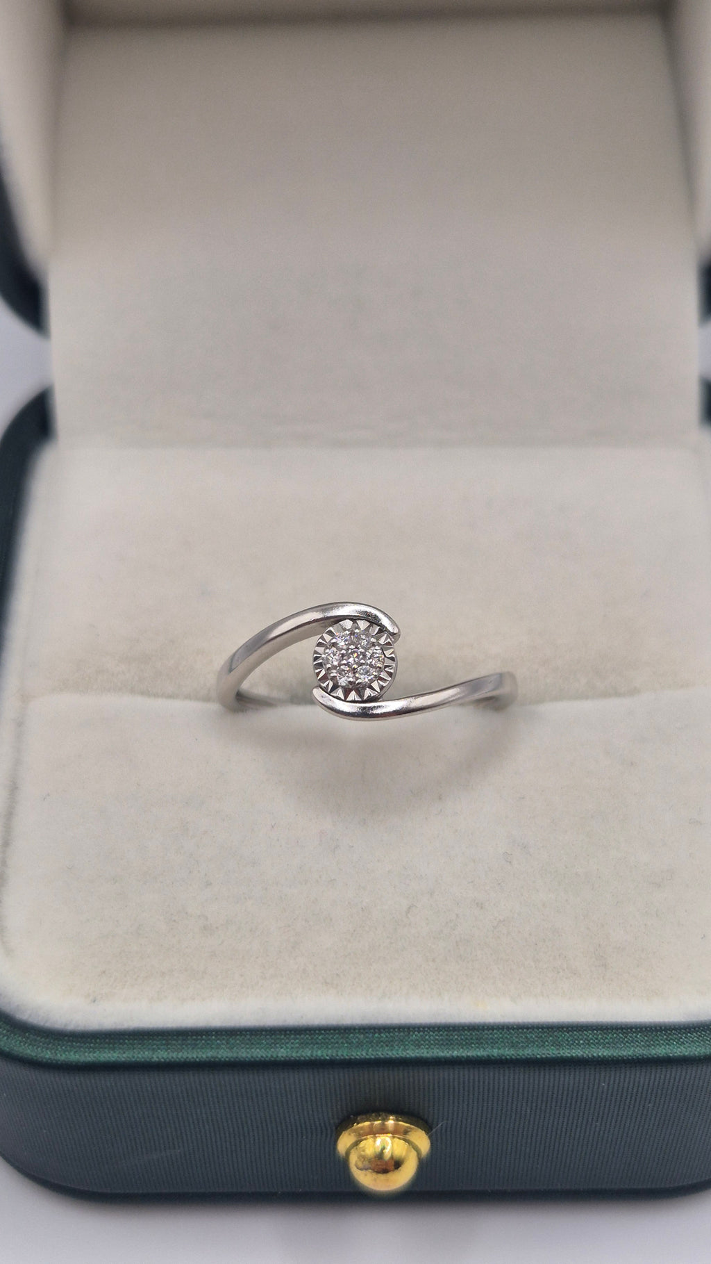 9ct white gold diamond cluster ring
