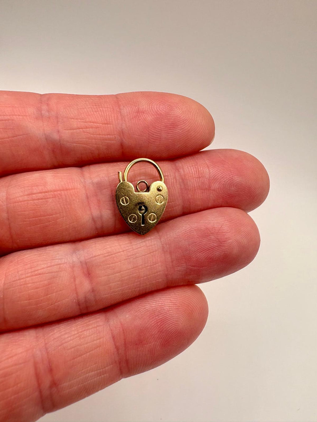 9ct gold padlock (2)