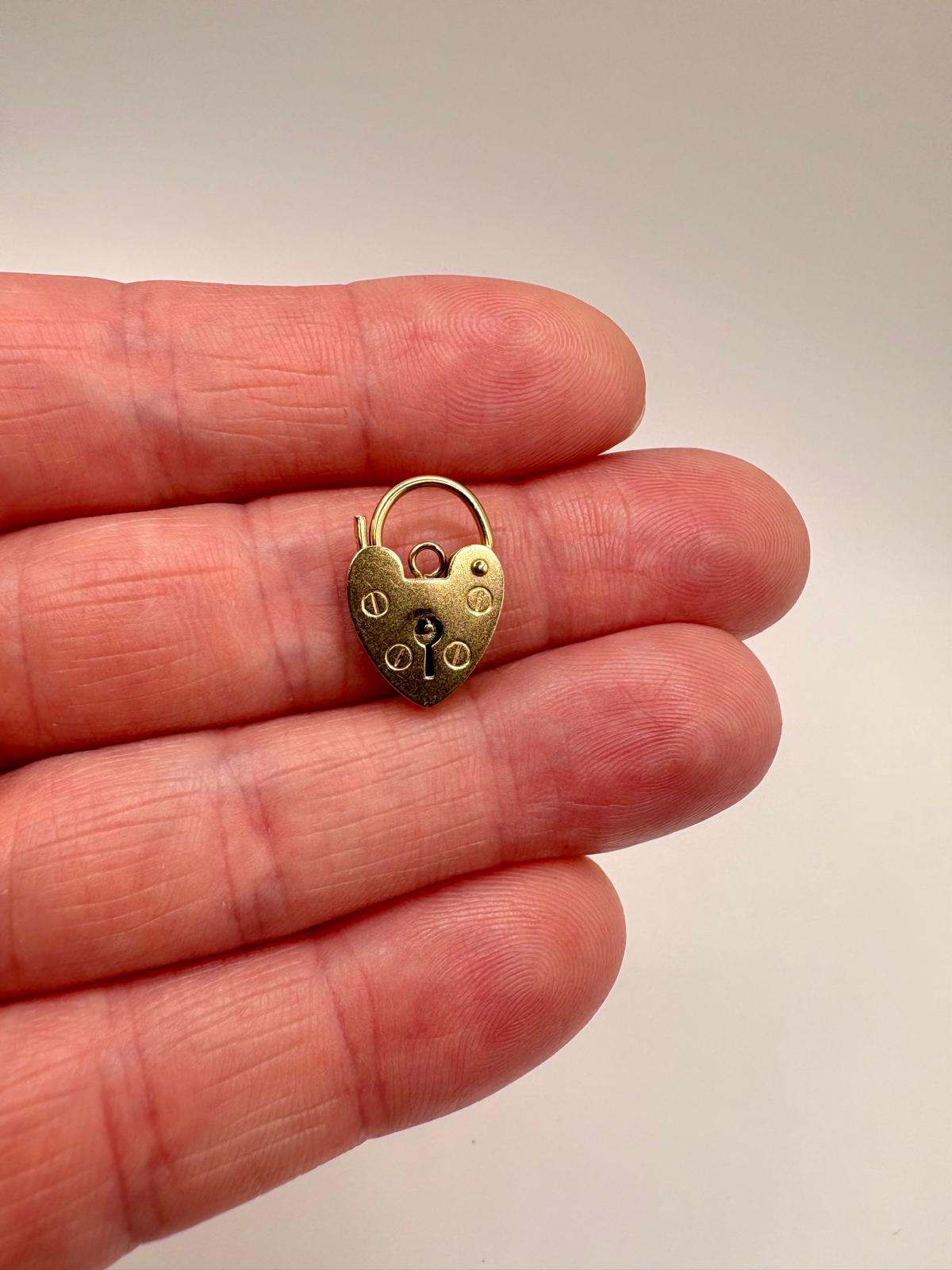 9ct gold padlock (2)