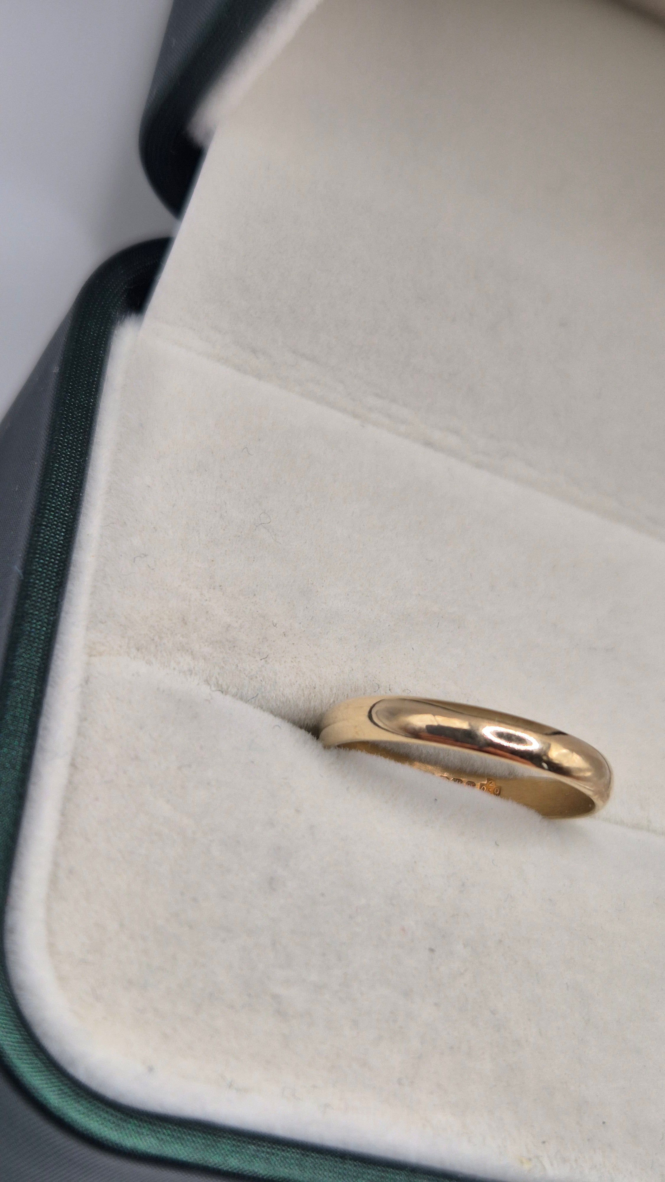 9ct gold band ring