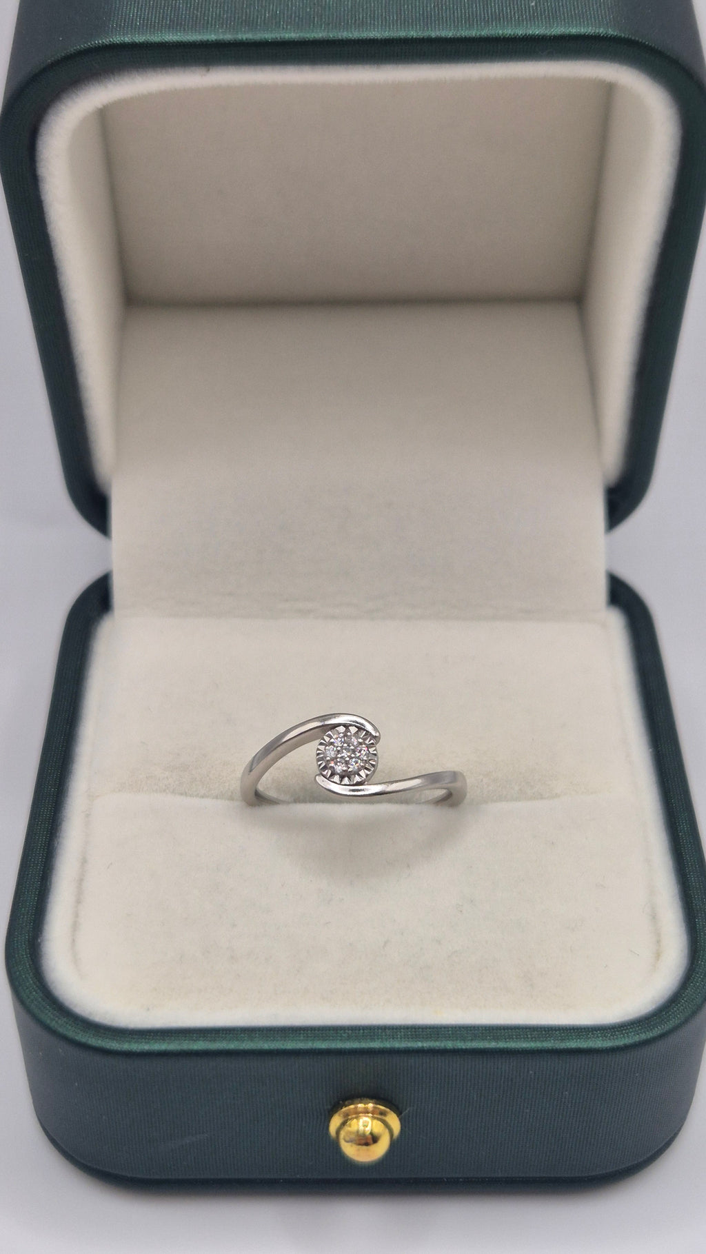 9ct white gold diamond cluster ring